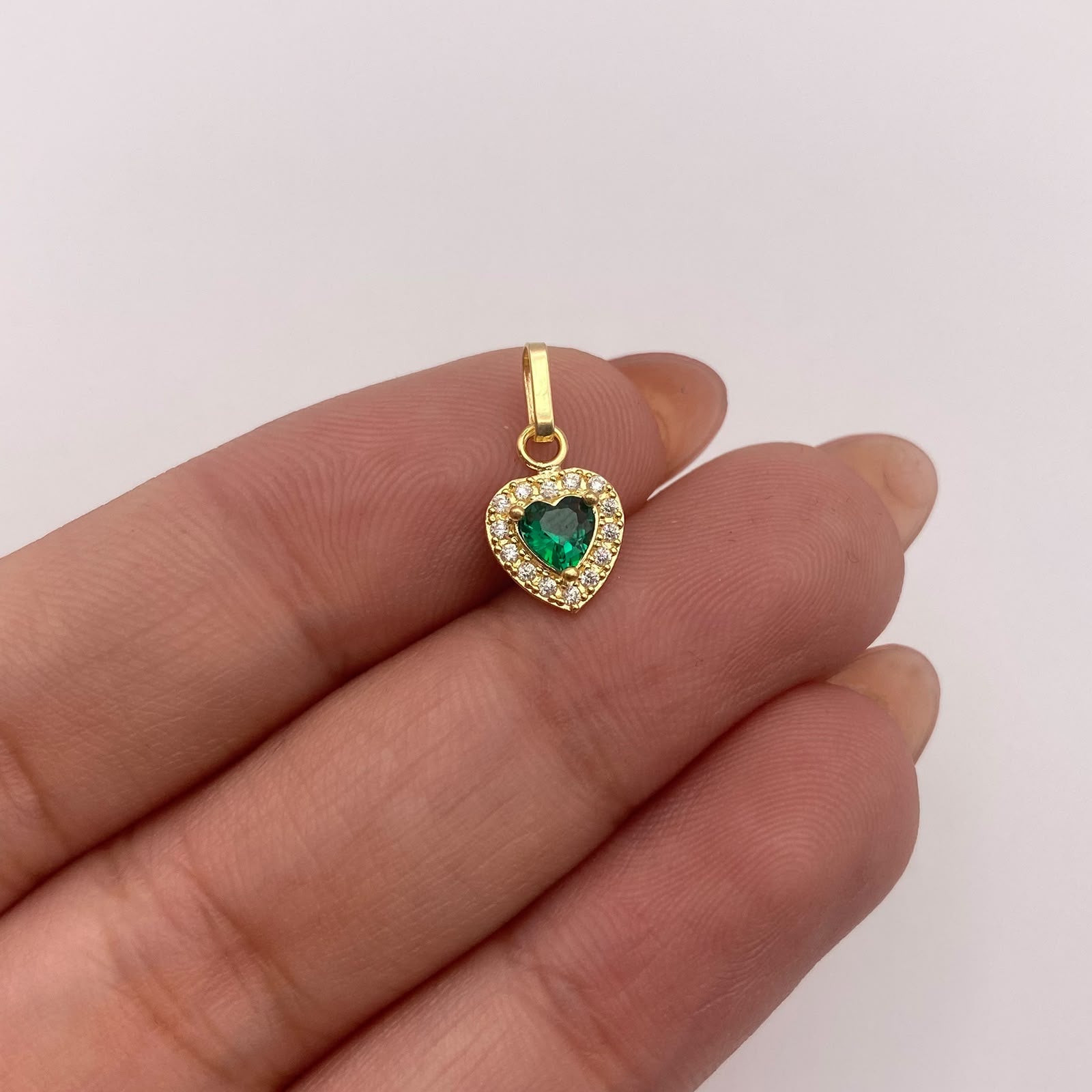 Dije Corazon circones verdes y blancos Oro amarillo 18k 0,6 Gr / 7,7 mm / 1,5 Cm