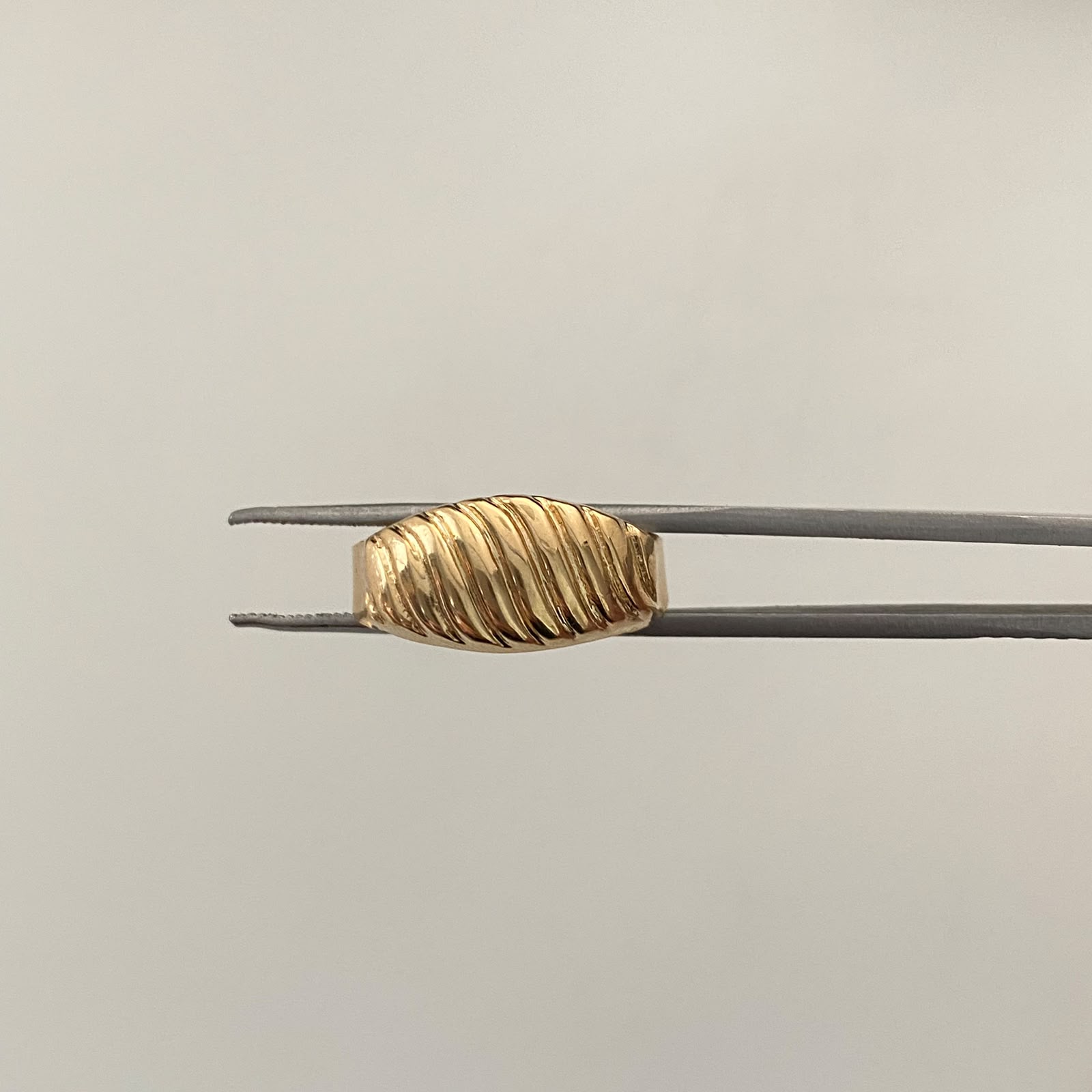 Anillo Ondas Oro amarillo 18k / Talla 8 / 1,75 Gr / 3,9 mm