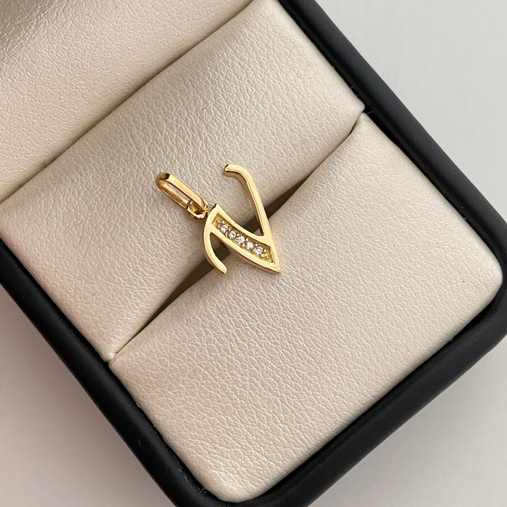 Dije letra V con circones blancos  Oro amarillo 18k 1 Gr / 8,65 mm / 1,7 Cm