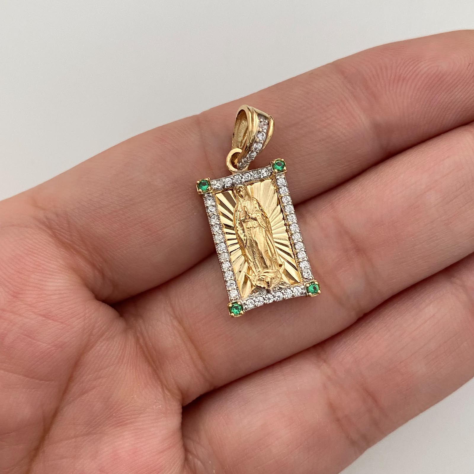Dije Rectangular Casting Verde y Blanco Virgen de Guadalupe Oro amarillo 18k 3,25 Gr / 11, mm / 2,5 Cm