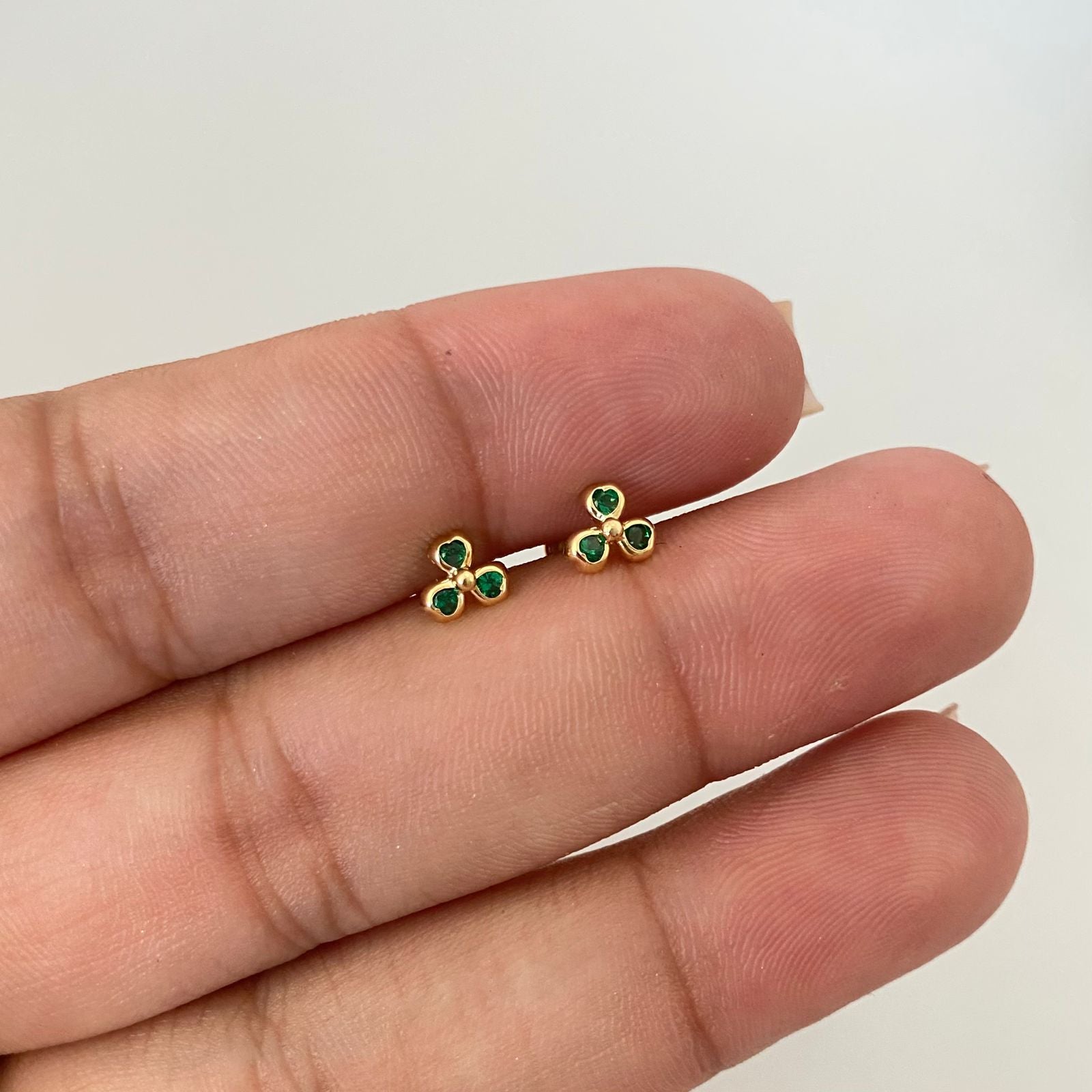 Topos trio circon verde Oro amarillo 18k 0,6 Gr / 5,6 mm