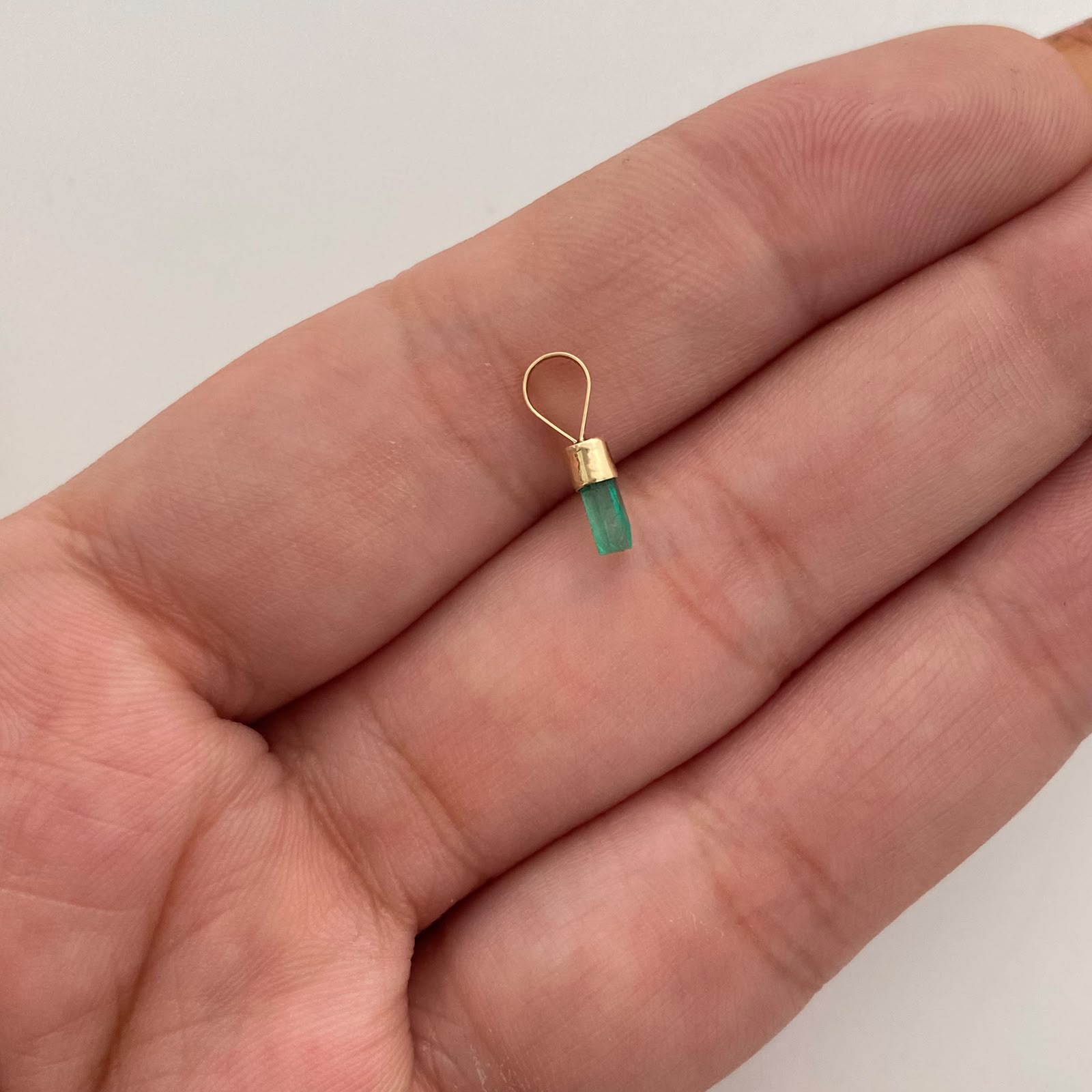 Dije Canutillo de Esmeralda Oro amarillo 18k 0,15 Gr / 2 mm / 1 Cm