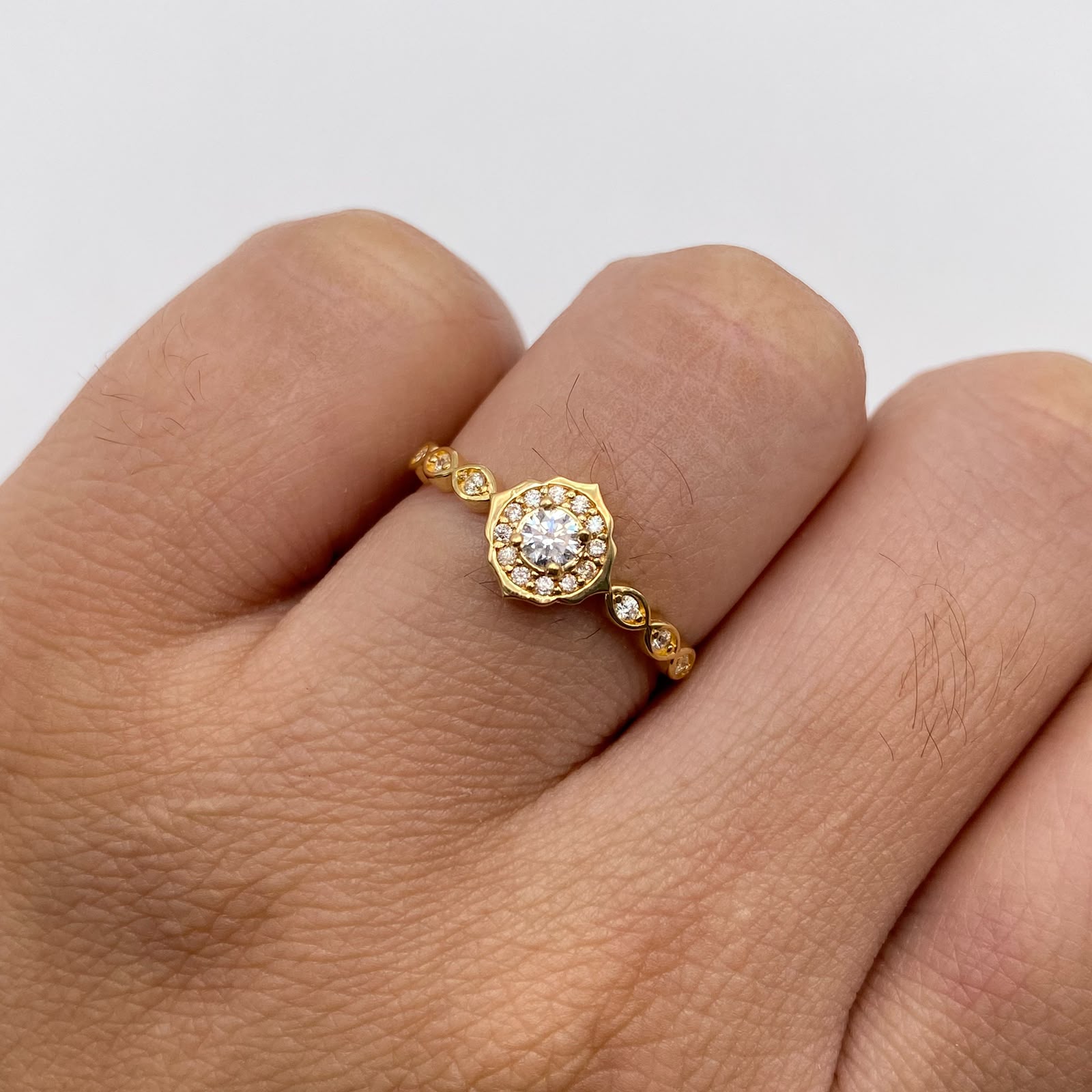 Anillo solitario circones blancos Oro amarillo 18k / Talla 6 3/4 / 1,9 Gr / 1,27 mm