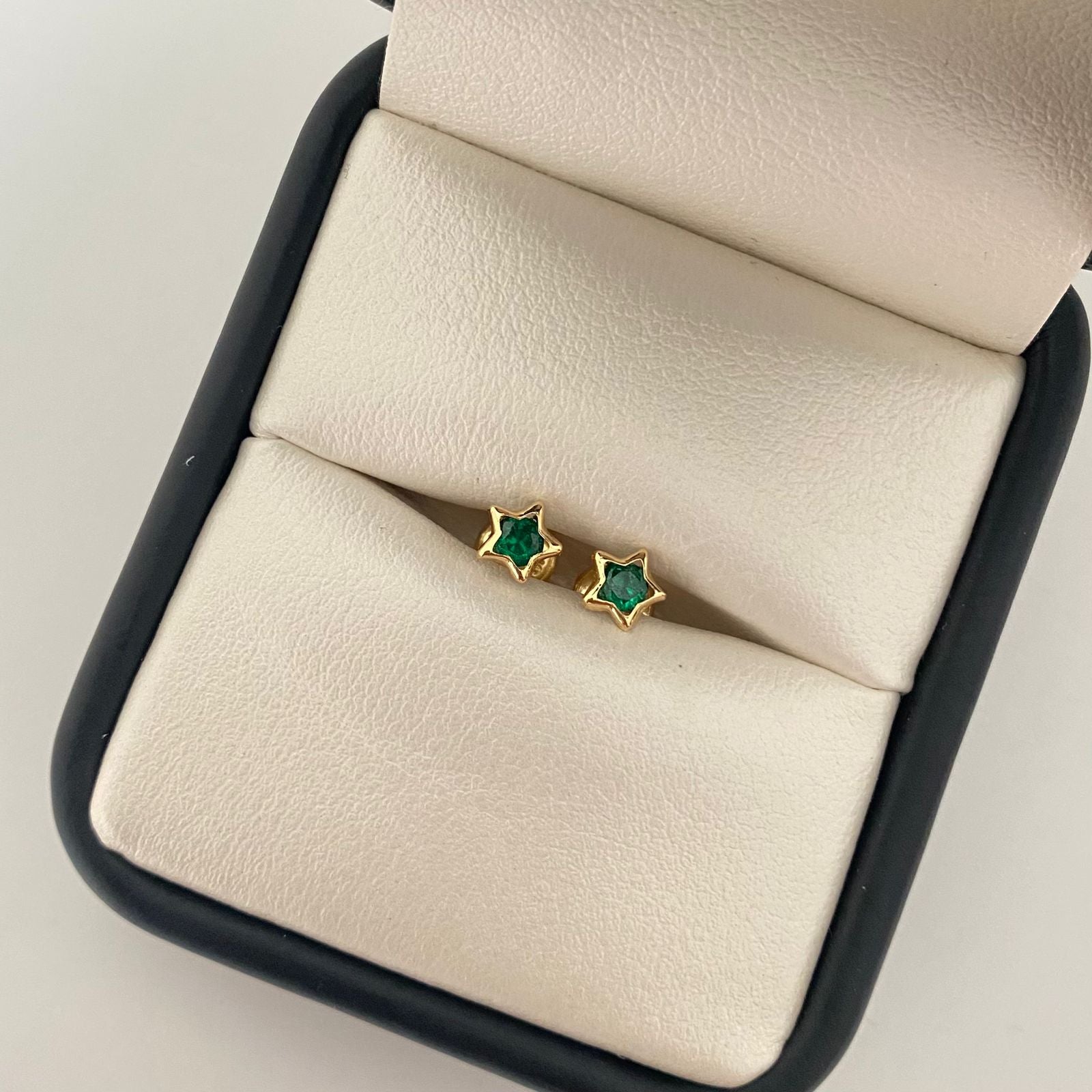 Topos mini estrella circon verde Oro amarillo 18k 0,55 Gr / 5,0 mm