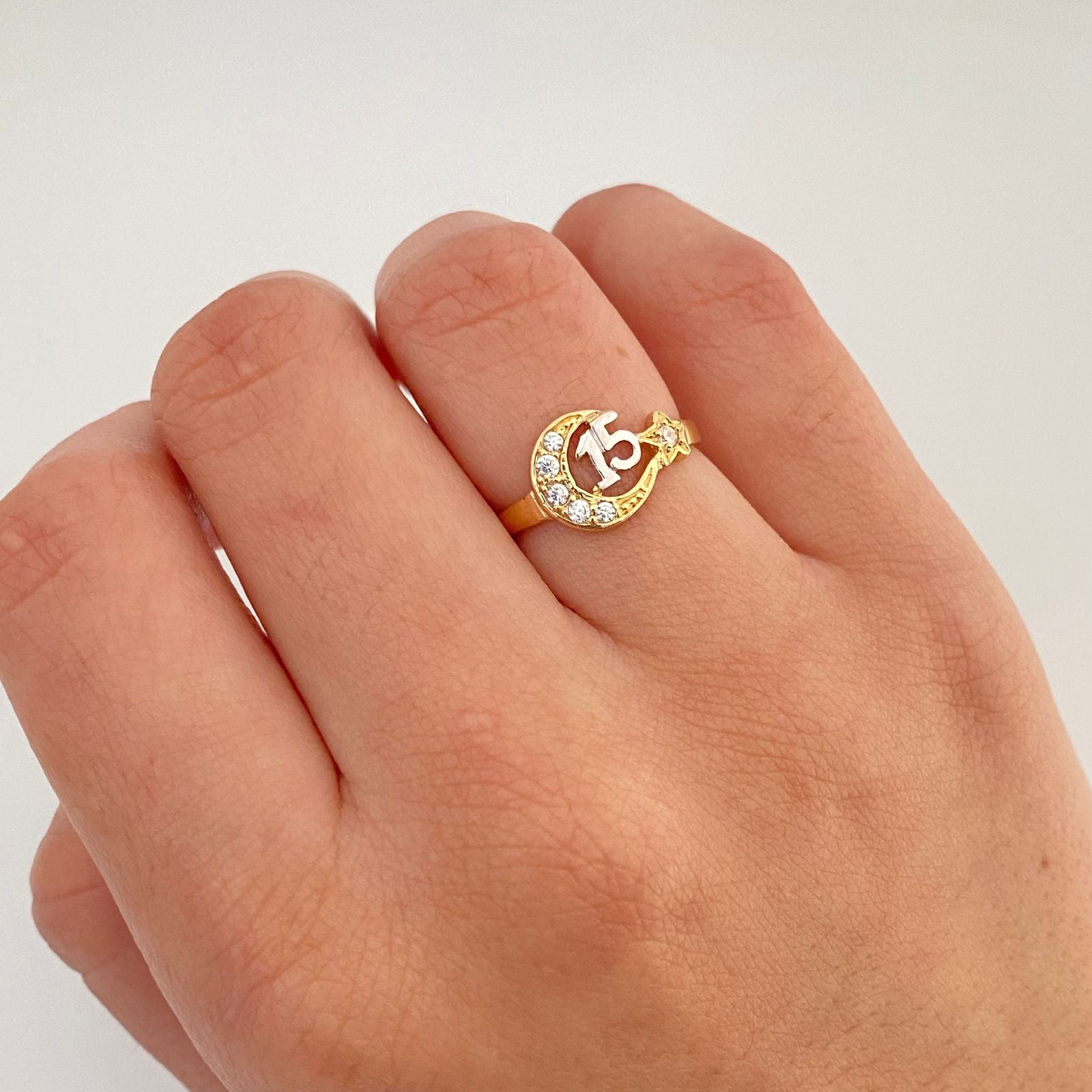 Anillo 15´s luna y estrella casting Oro amarillo y Oro blanco 18k / Talla 6 1/4 / 1,85 Gr
