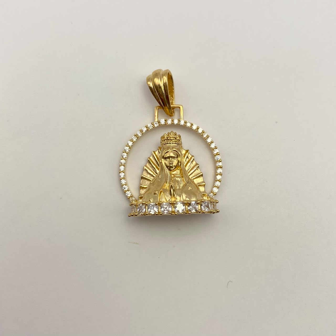 Dije Virgen circones blancos Oro amarillo 18k 7,2 Gr / 20,5 mm / 2,9 Cm