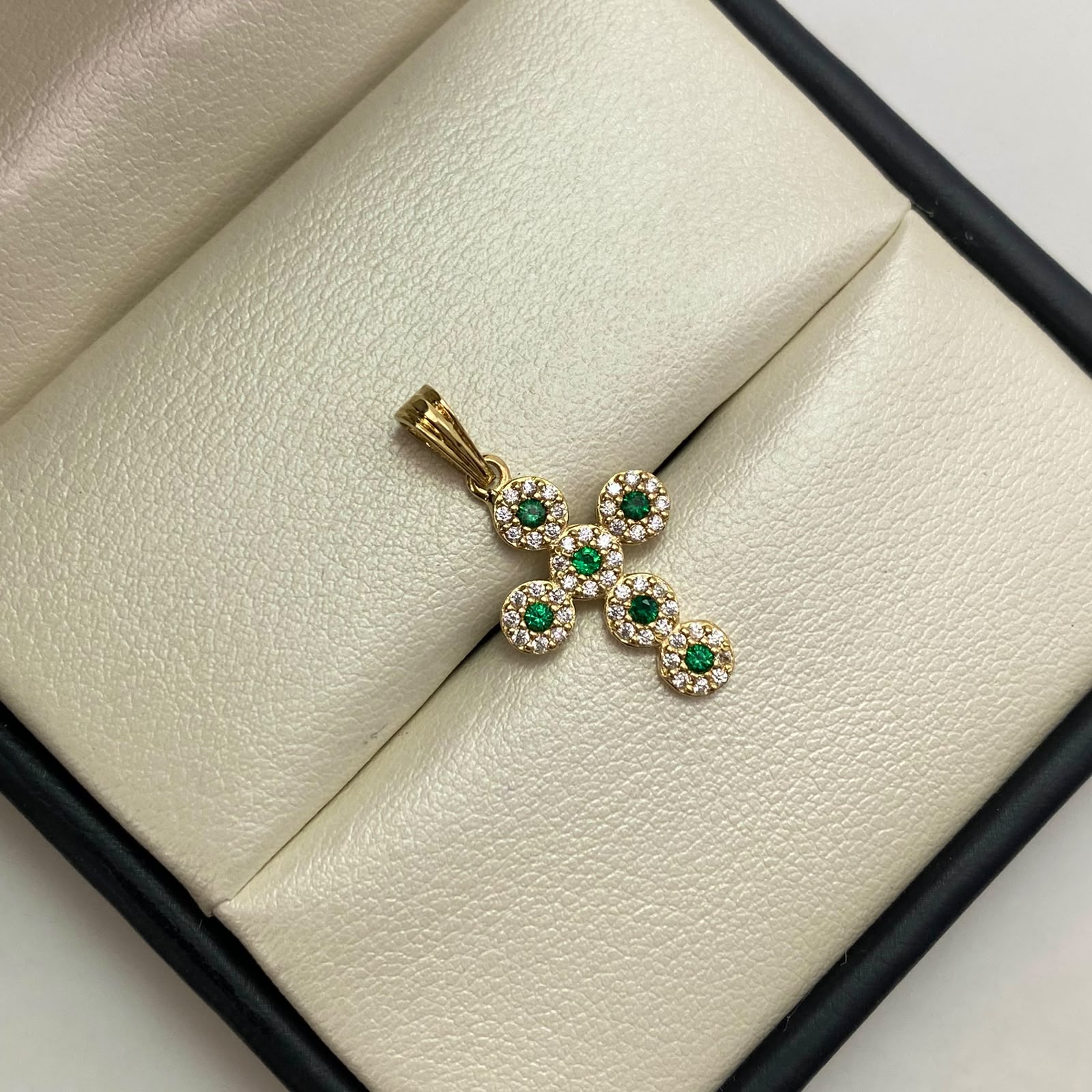 Dije circulos circoines verdes y blancos Oro amarillo 18k 1,6 Gr / 13,2 mm / 2,5 Cm