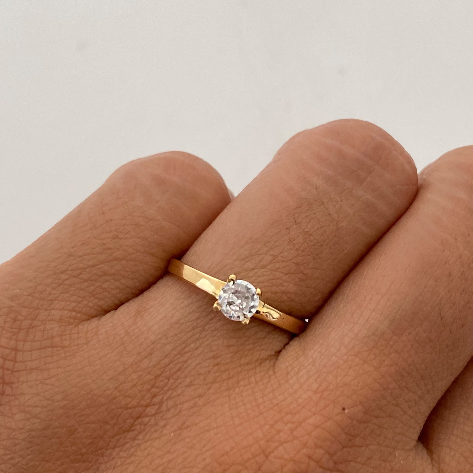 Anillo Solitario Oro amarillo 18k / Talla 6 1/2 / 1,25 Gr / 2 mm