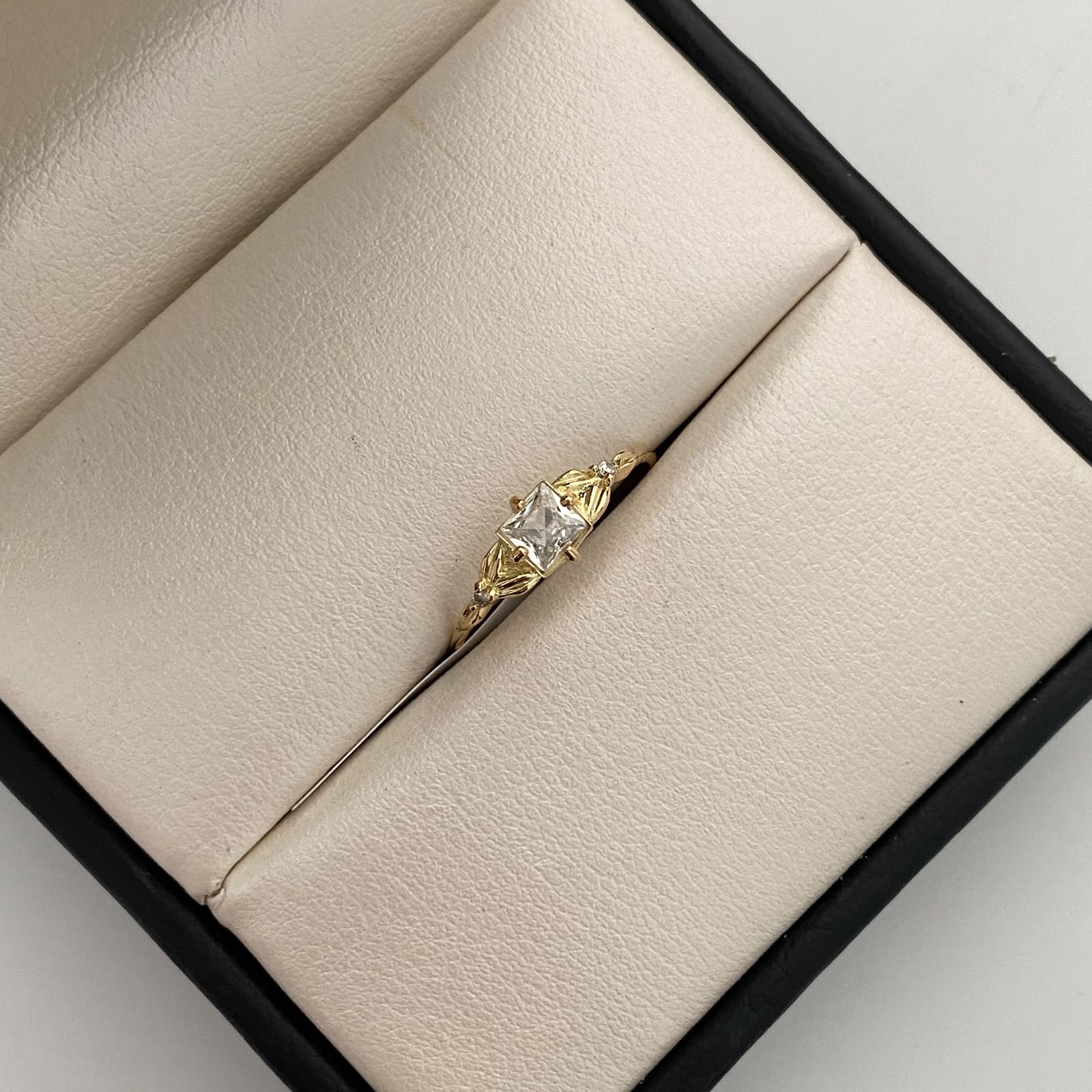 Anillo Solitario Oro amarillo 18k / Talla 7 / 1,15 Gr / 0,7 mm
