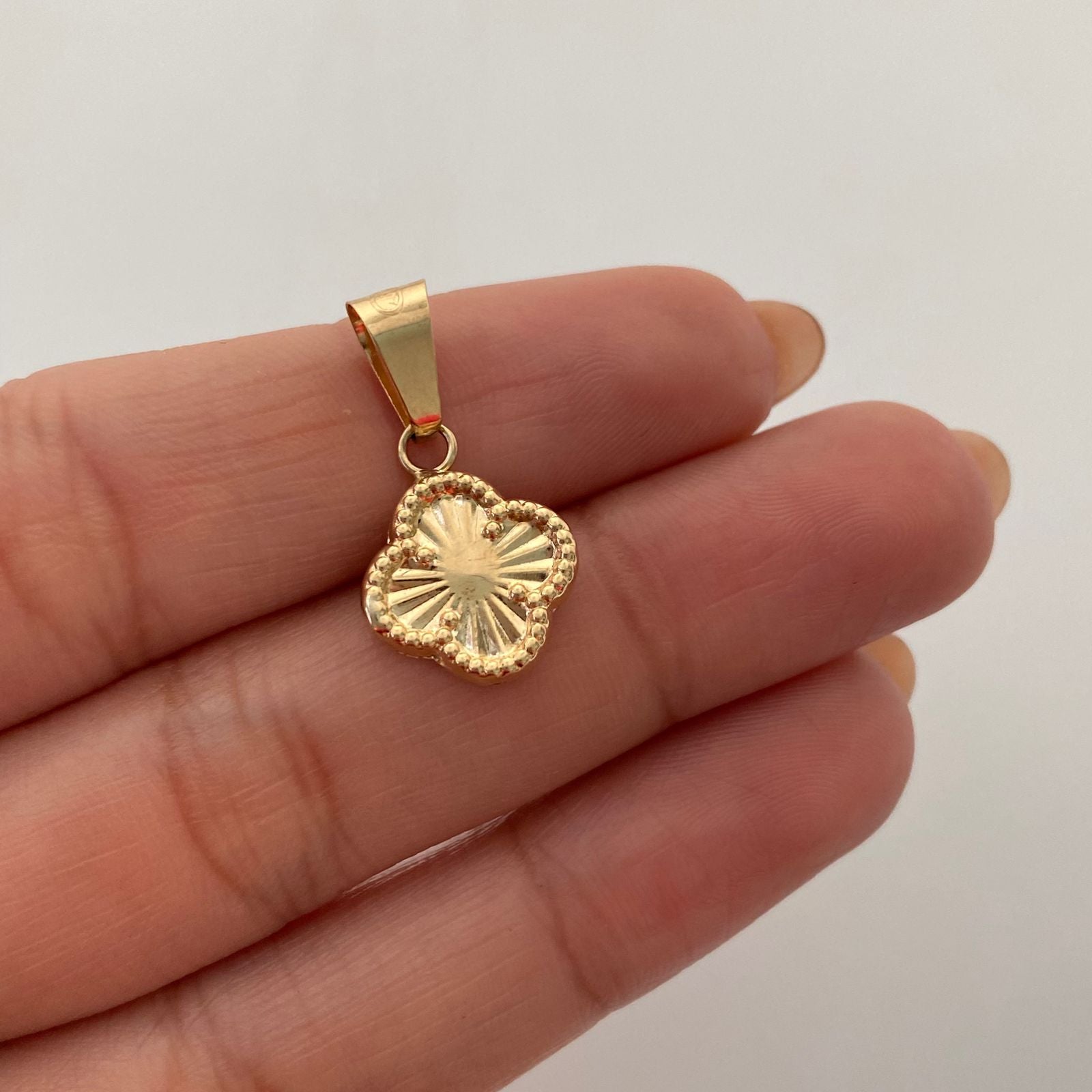 Dije Trebol Diamantado Oro amarillo 18k 0,9 Gr / 11,6 mm / 2,2 Cm