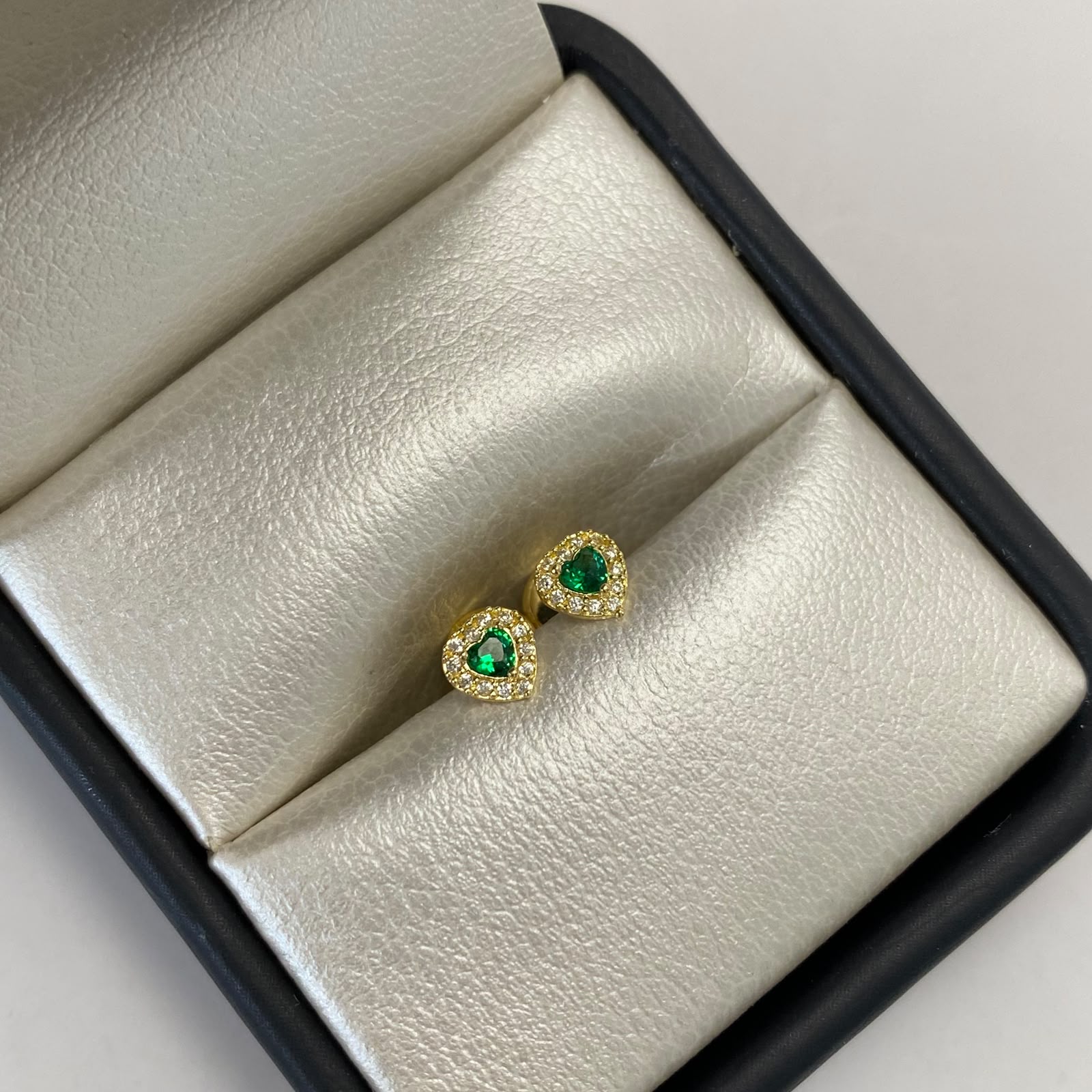 Topos Corazon circón central verde y circones blancos Oro amarillo 18k 0,7 Gr / 5,0 mm