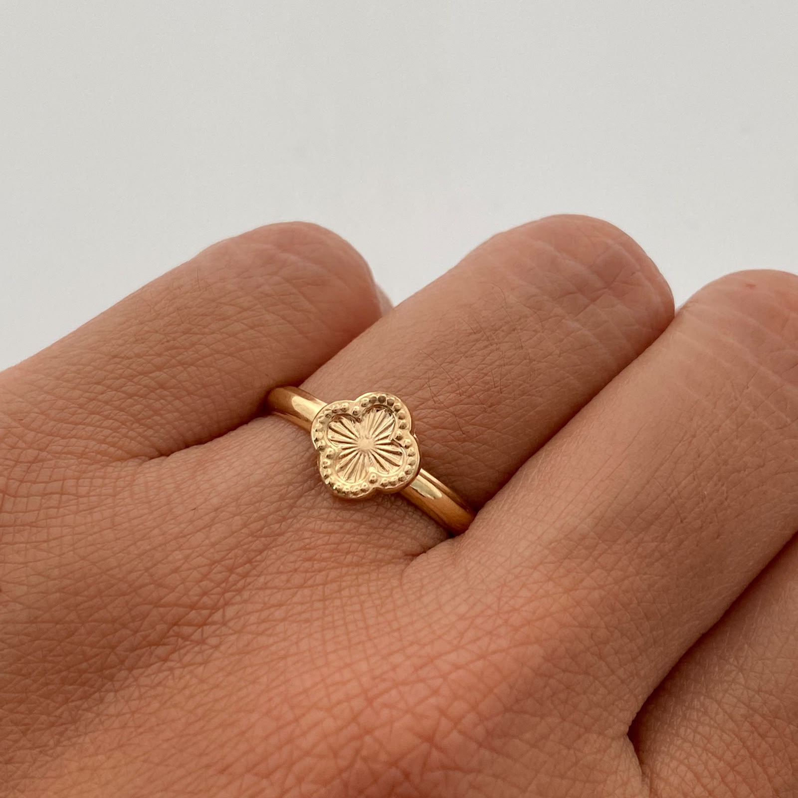 Anillo Trebol Diamantado Oro amarillo 18k / Talla 6 / 1,2 Gr / 2,7 mm