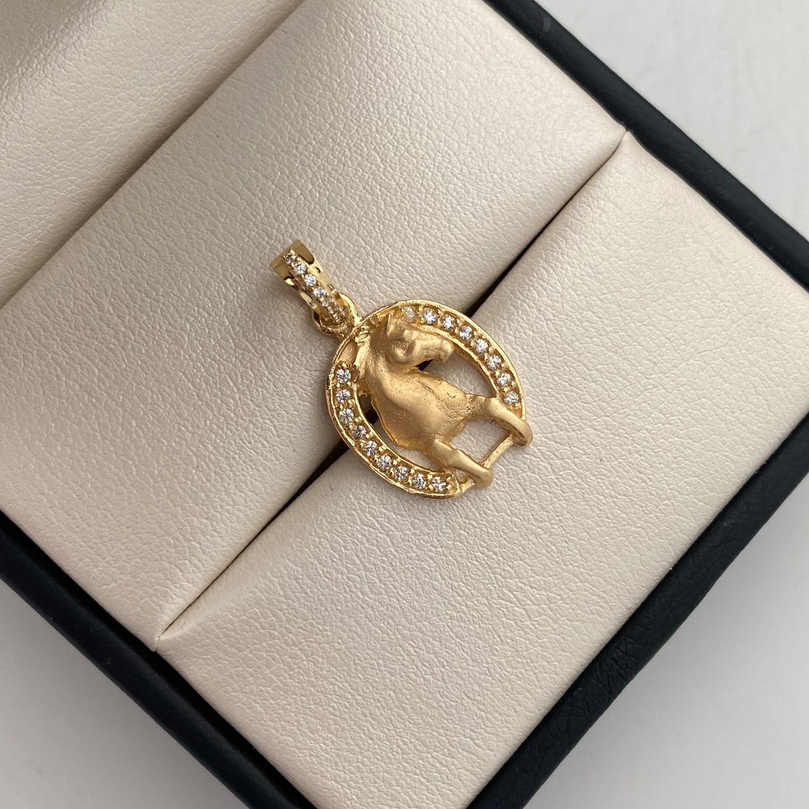 Dije Herradura Caballo mate Oro amarillo 18k 4,15 Gr / 15,2 mm / 2,5 Cm