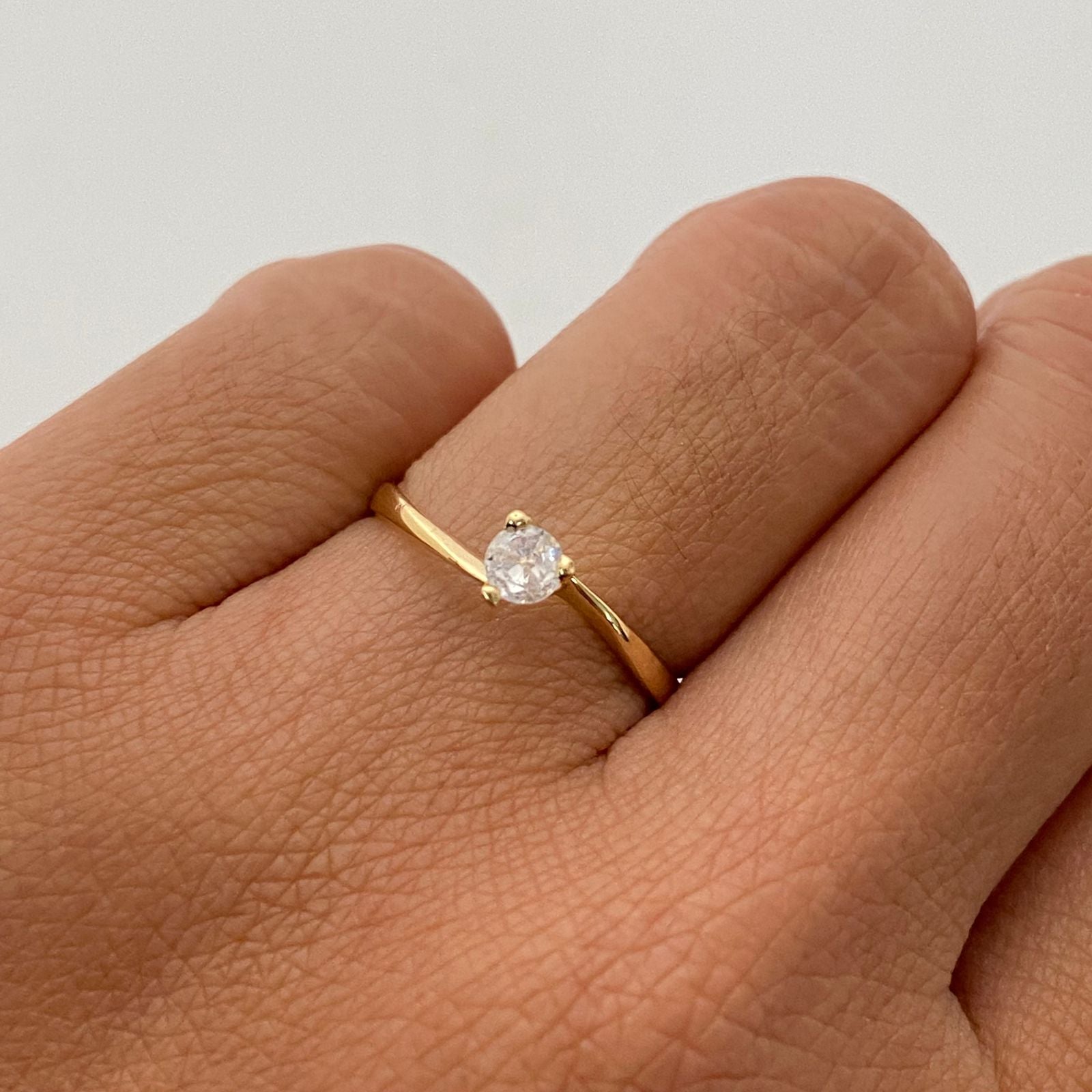 Anillo Solitario Oro amarillo 18k / Talla 6 / 1,2 Gr / 1,8 mm