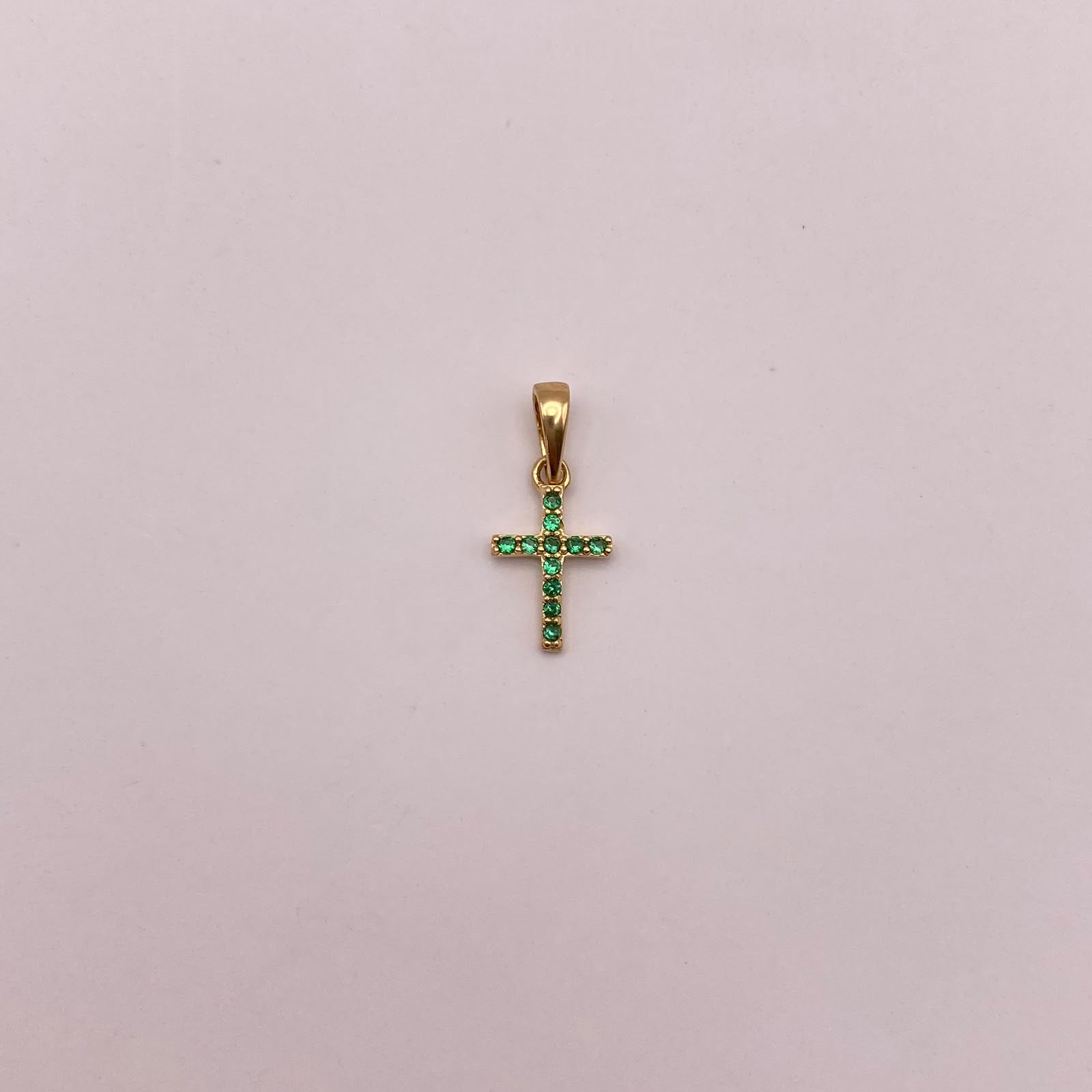 Dije mini cruz circones verdes Oro amarillo 18k 0,55 Gr / 7,68 mm / 1,5 Cm