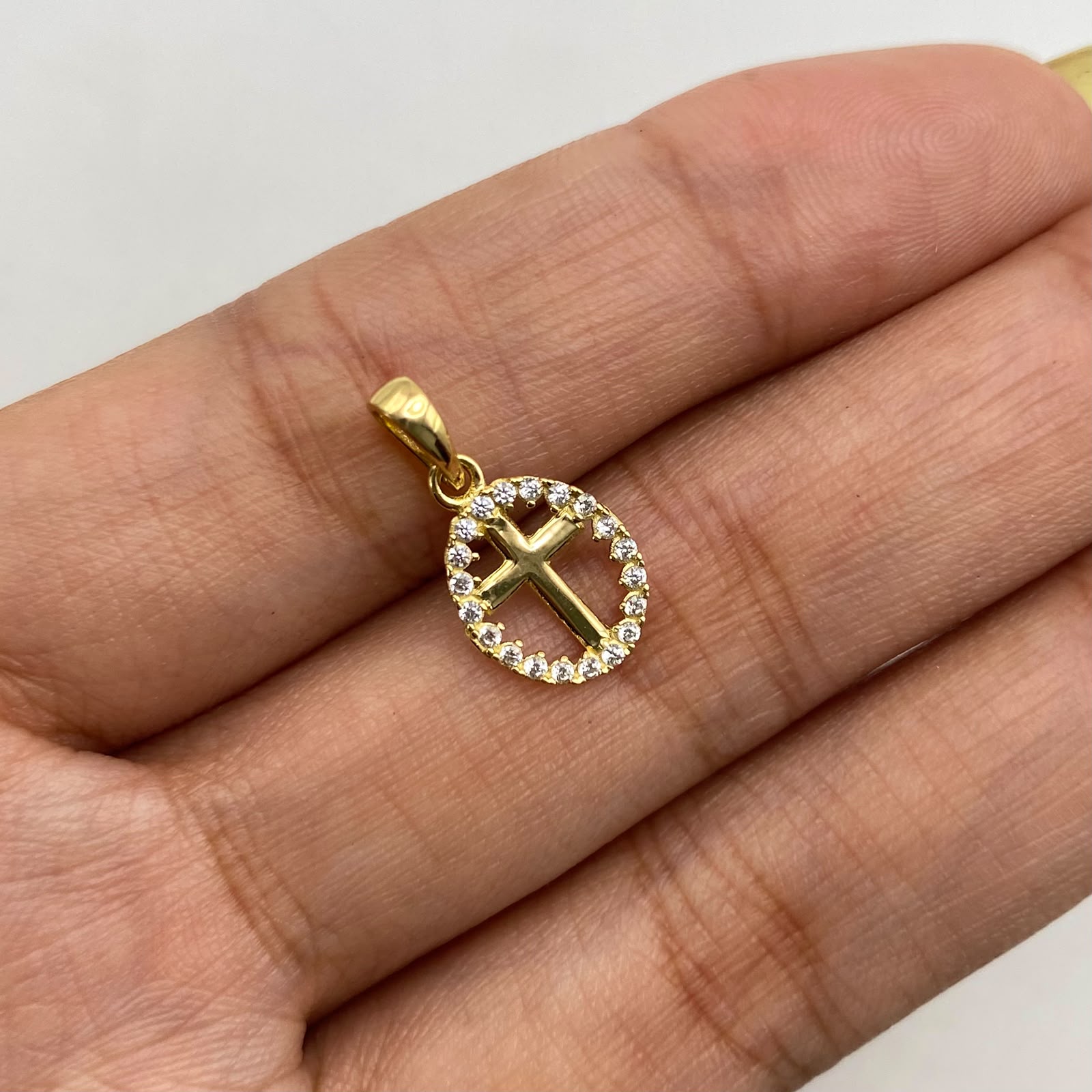 Dije  silueta cruz central circones blancos Oro amarillo 18k 0,7 Gr / 9,35 mm / 2 Cm