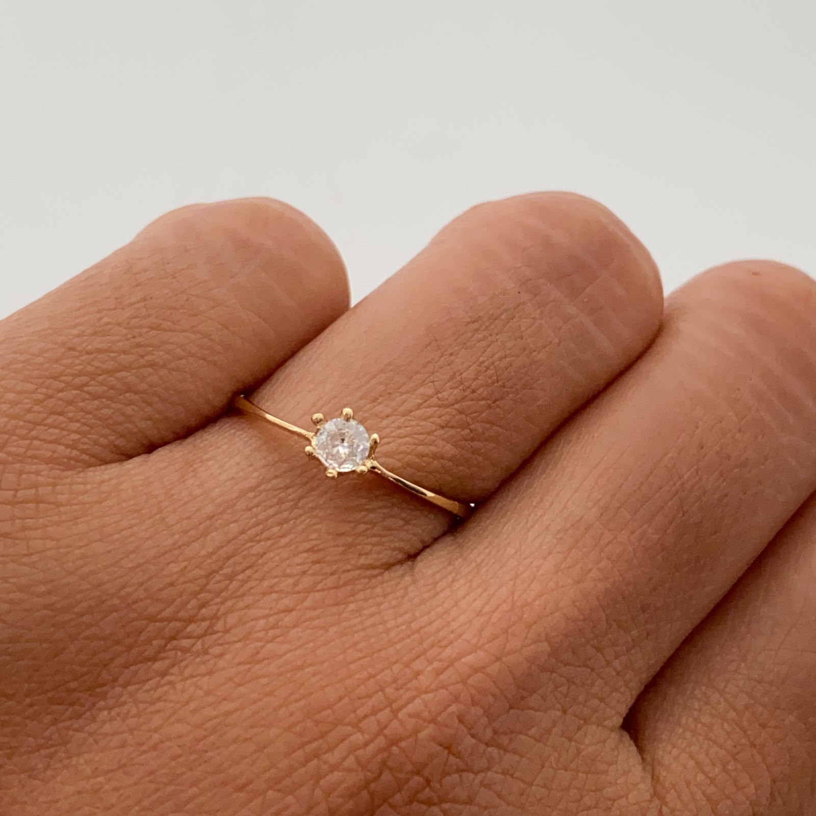 Anillo Solitario Oro amarillo 18k / Talla 8 / 1,15 Gr / 1,3 mm