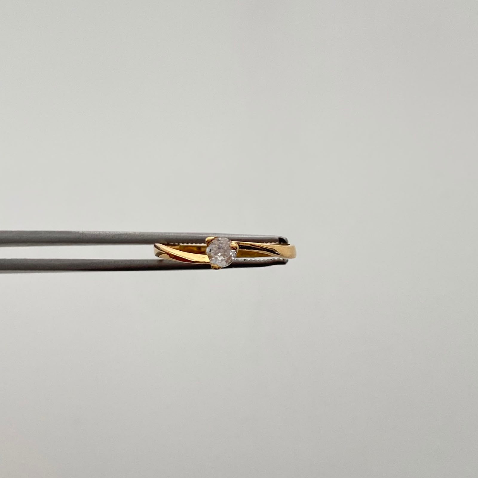 Anillo Solitario Oro amarillo 18k / Talla 7 / 1,2 Gr / 1,9 mm
