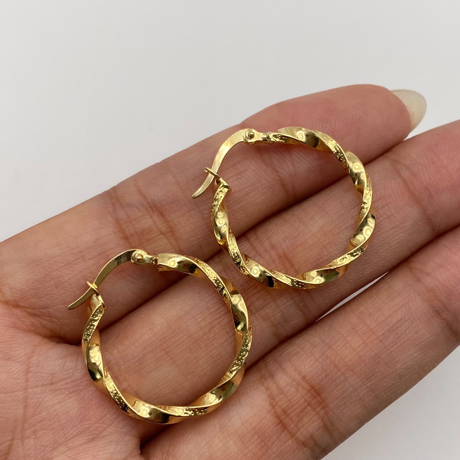 Candonga lisa y satinada Oro amarillo 18k 1,7 Gr / 2,5 Cm