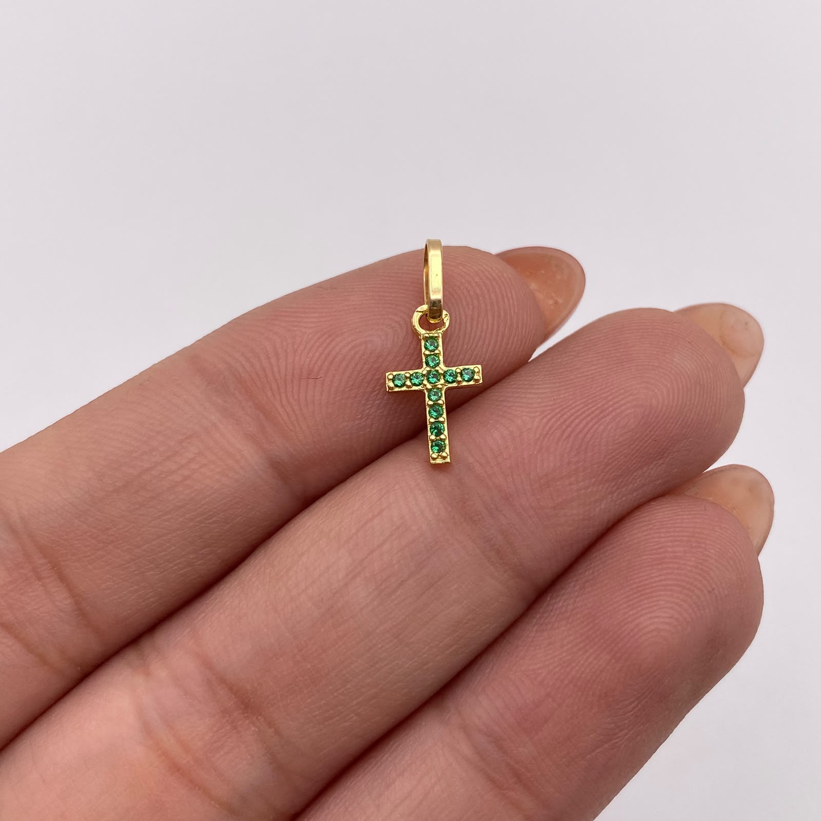Dije mini cruz circones verdes Oro amarillo 18k 0,4 Gr / 6,85 mm / 1,5 Cm