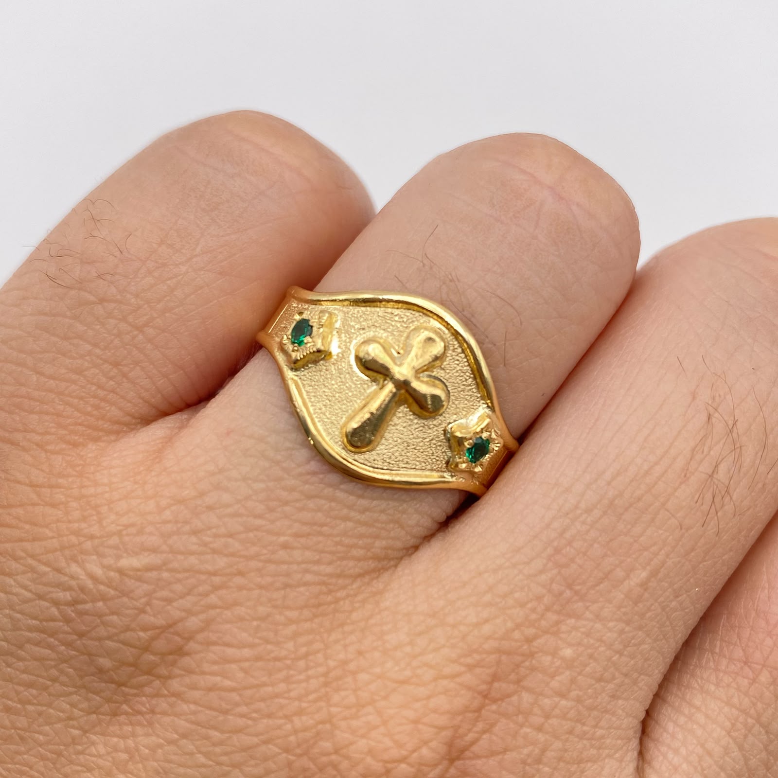 Anillo Troquel cruz circones verdes Oro amarillo 18k / Talla 9 1/2 / 2,7 Gr / 4,6 mm