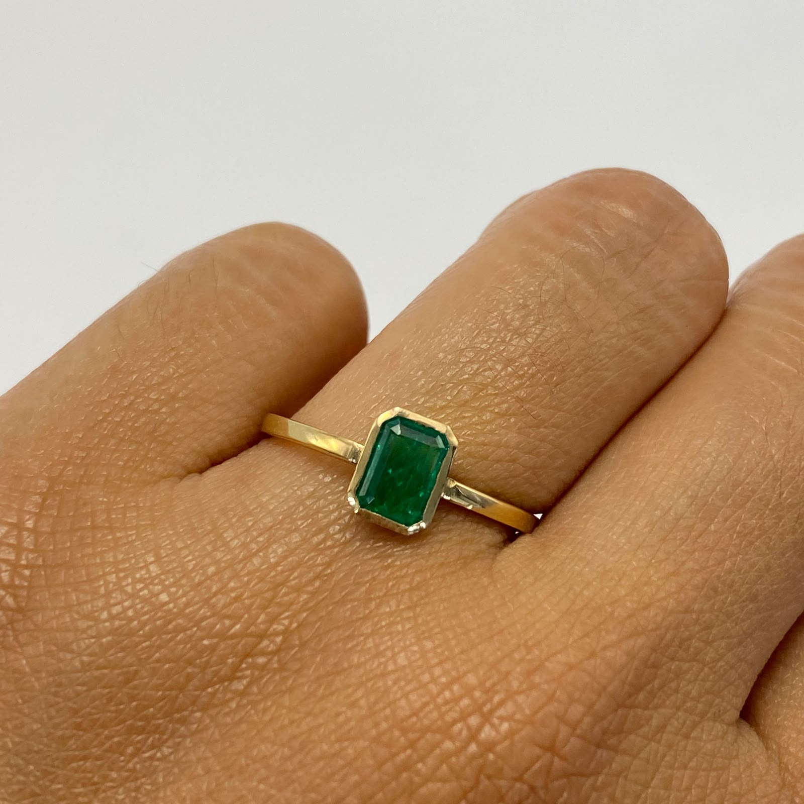 Anillo solitario esmeralda bisel 0.45qt Oro amarillo / Talla 7 3/4 / 2,1 Gr