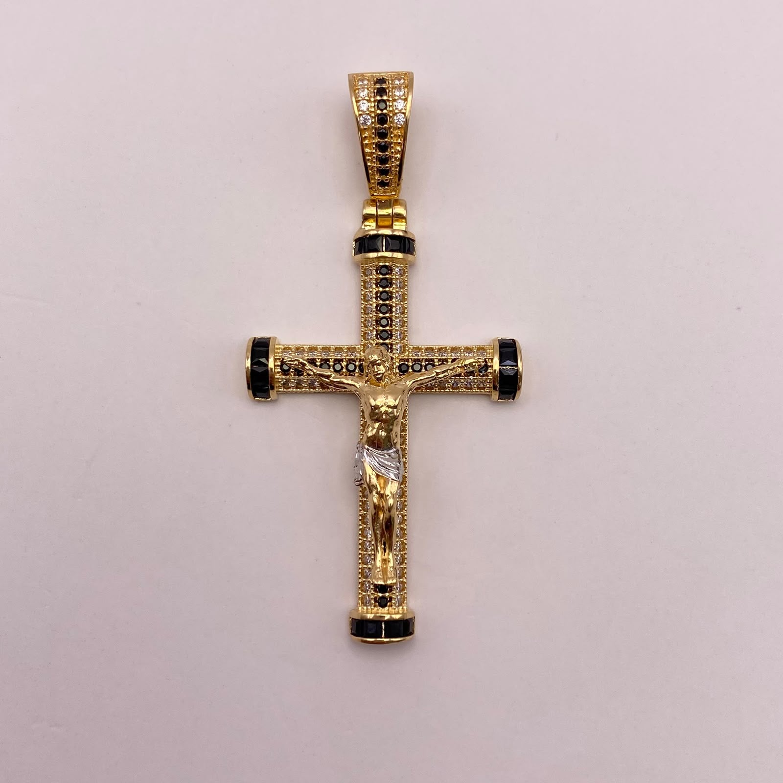 Dije cruz cristo circones blancos y negros Oro amarillo y Oro blanco 18k 7,75 Gr / 25,75 mm / 5,5 Cm