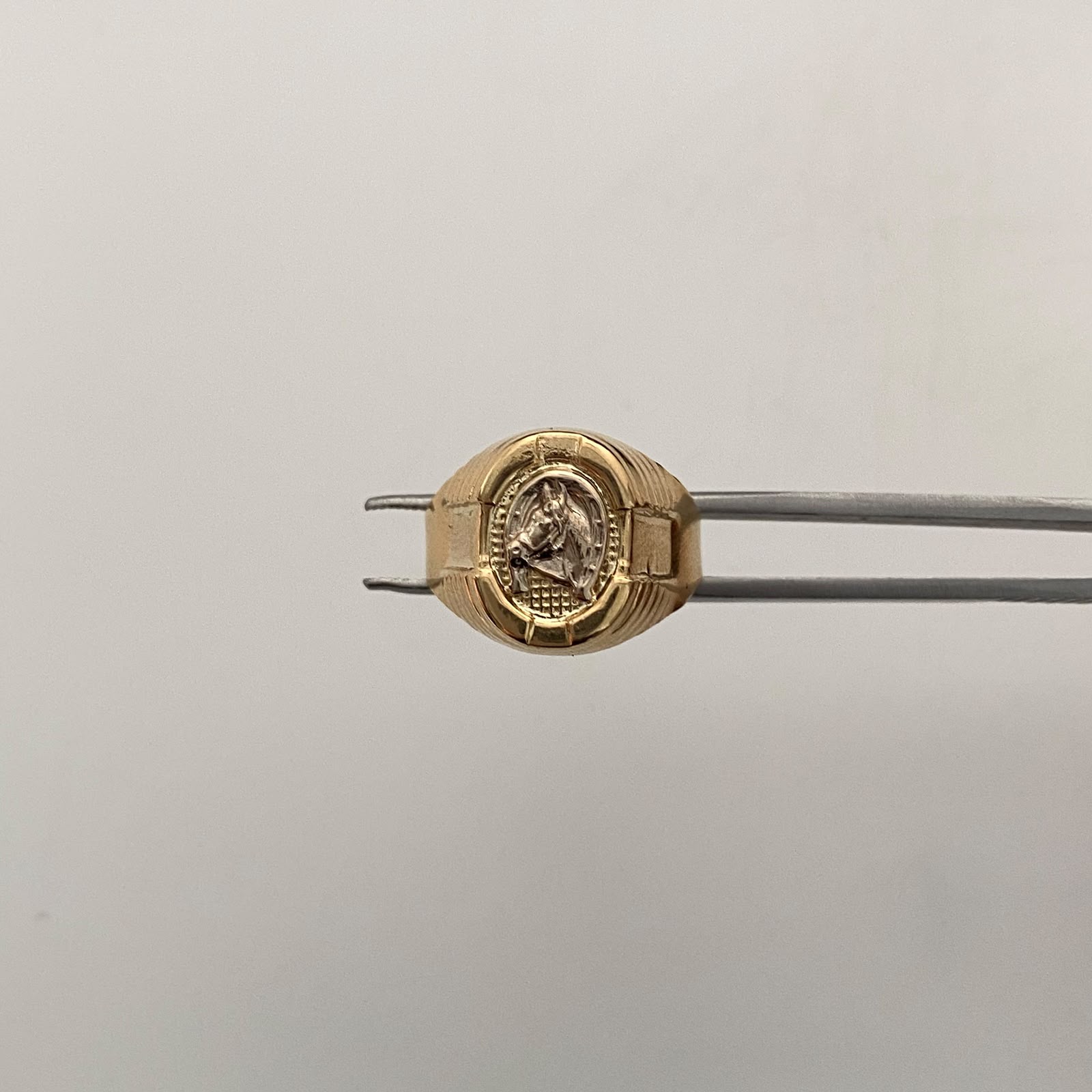 Anillo Herradura Caballo Oro amarillo y Oro blanco 18k / Talla 9 / 3,7 Gr / 4,2 mm