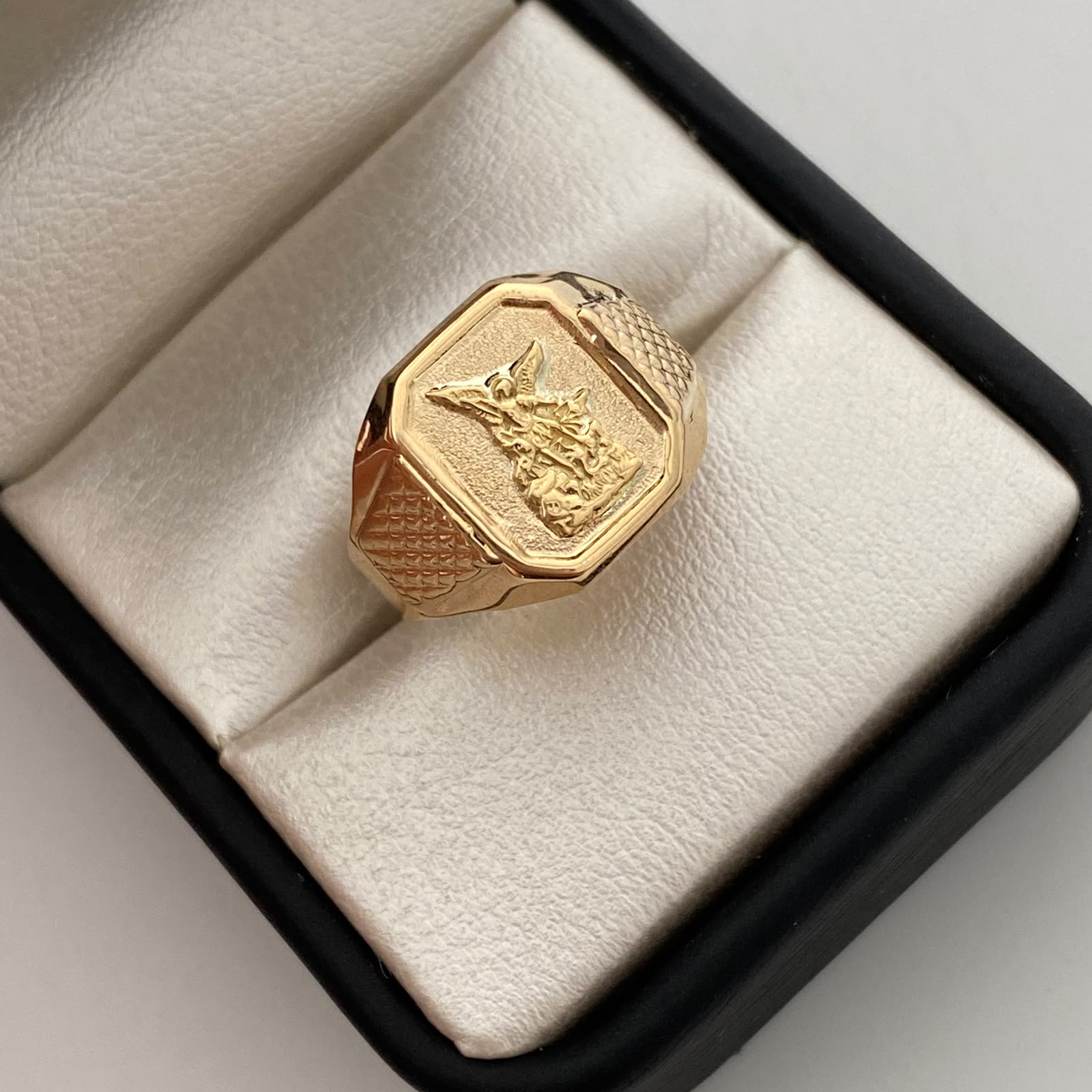 Anillo Troquel San Miguel Arcangel Oro amarillo 18k / Talla 9 1/2 / 3,2 Gr / 4 mm