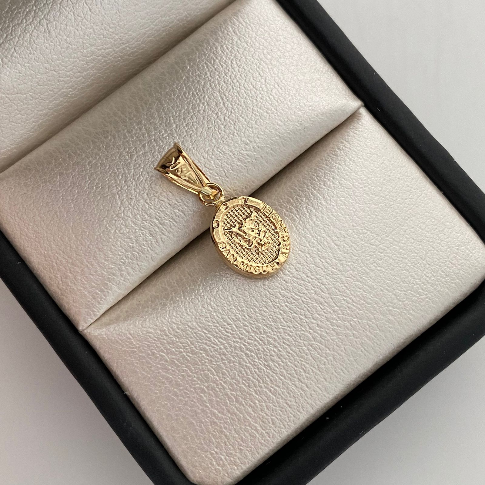 Dije San Miguel Arcangel Oro amarillo 18k 0,55 Gr / 8,5 mm / 2 Cm