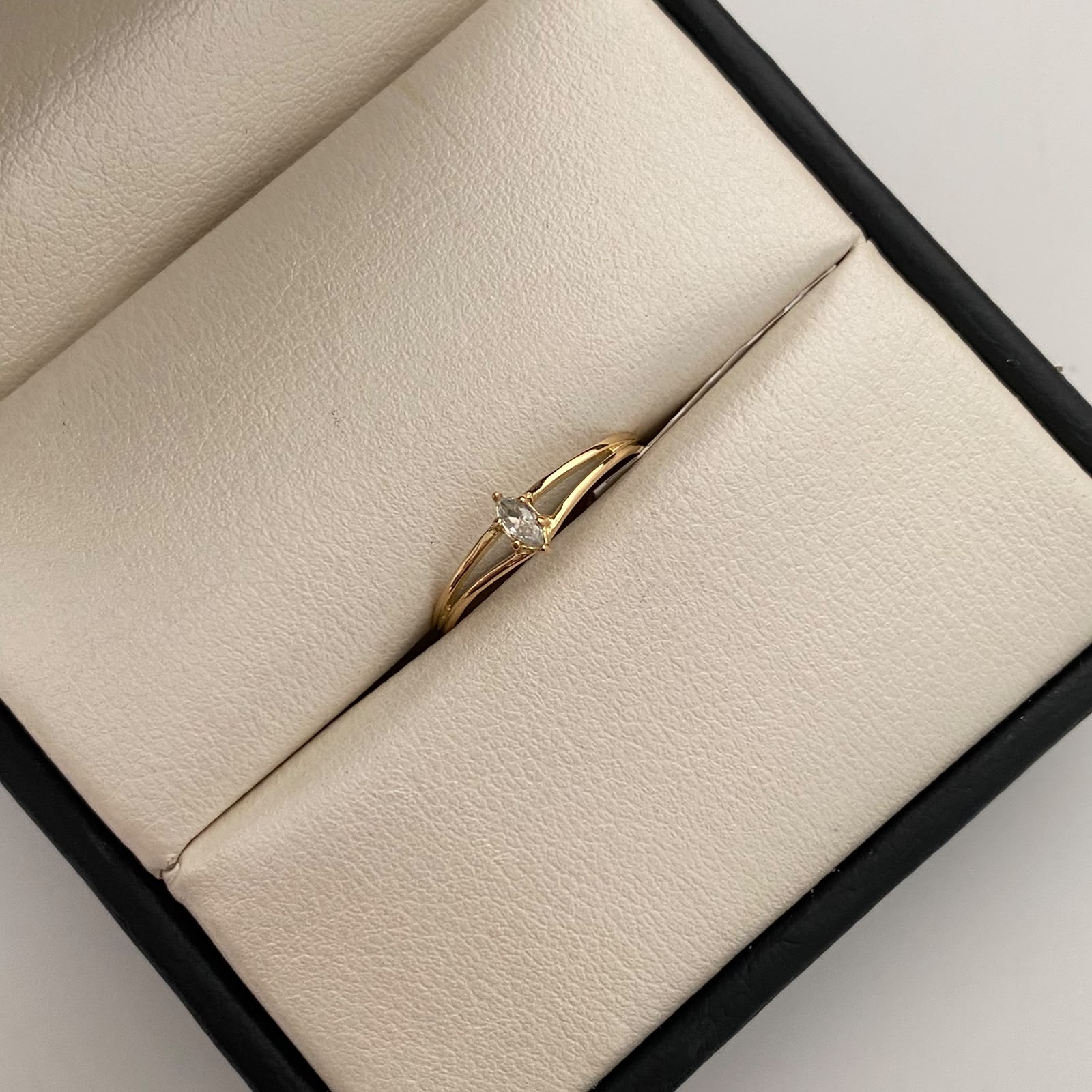 Anillo Solitario Oro amarillo 18k / Talla 7 / 0,85 Gr / 1,3 mm