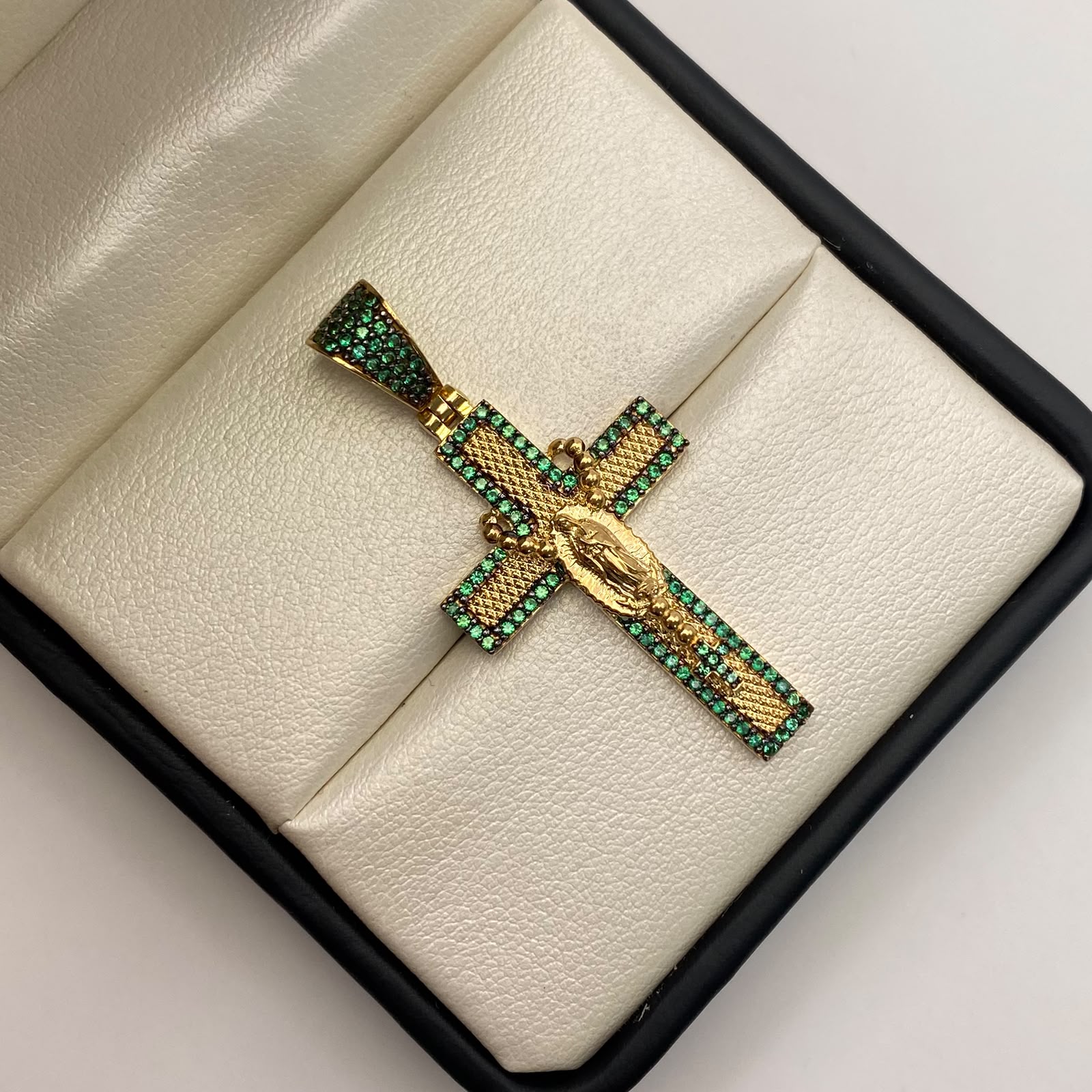 Dije cruz virgen guadalupe circones verdes Oro amarillo 18k 7,05 Gr / 22,2 mm / 5 Cm
