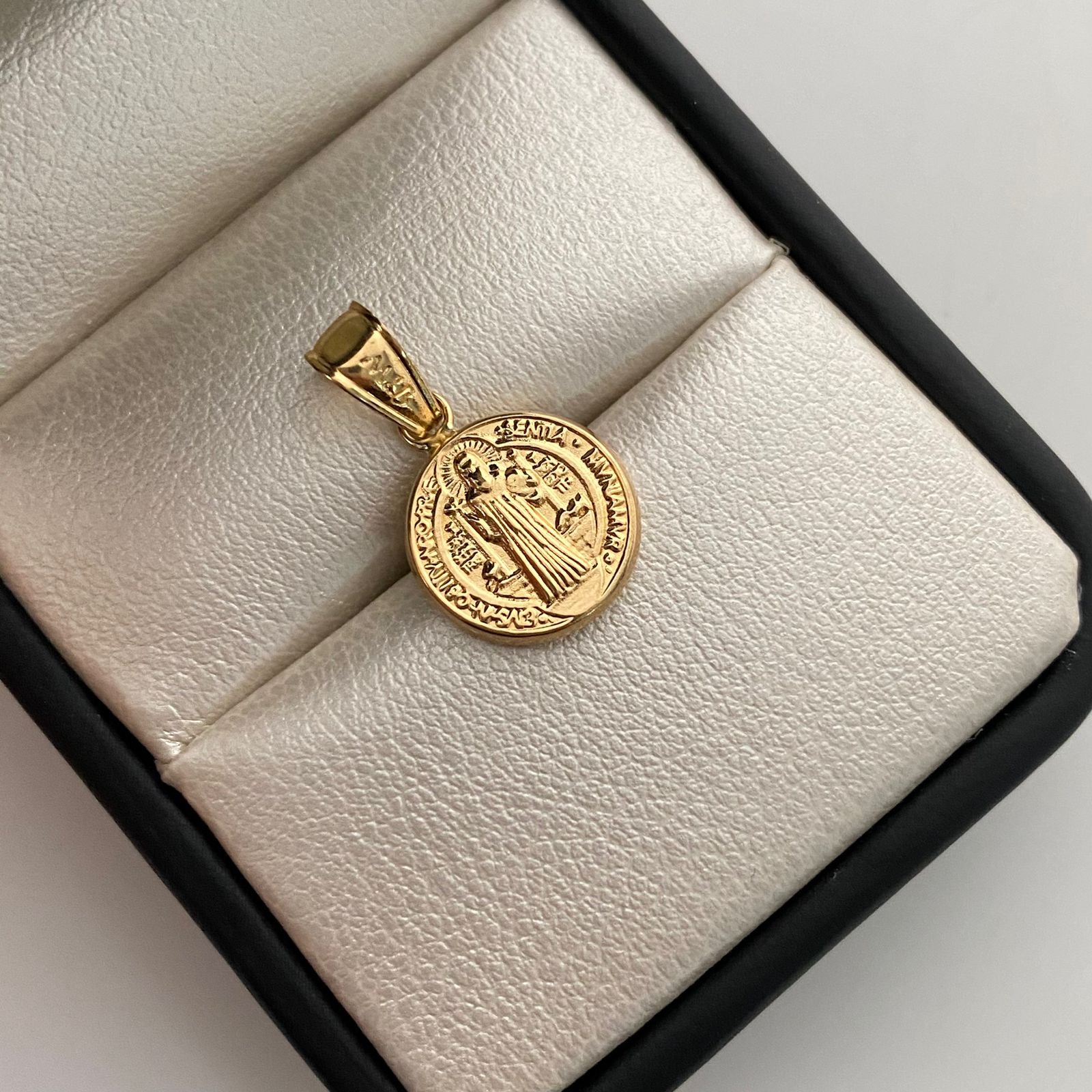 Dije San Benito Oro amarillo 18k 0,7 Gr / 12,2 mm / 2,1 Cm