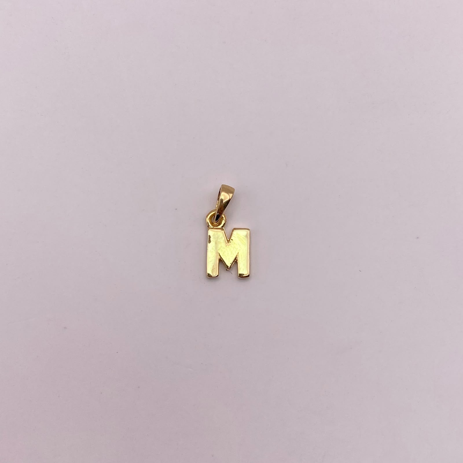 Dije letra M Oro amarillo 18k 0,85 Gr / 7,04 mm / 1,3 Cm