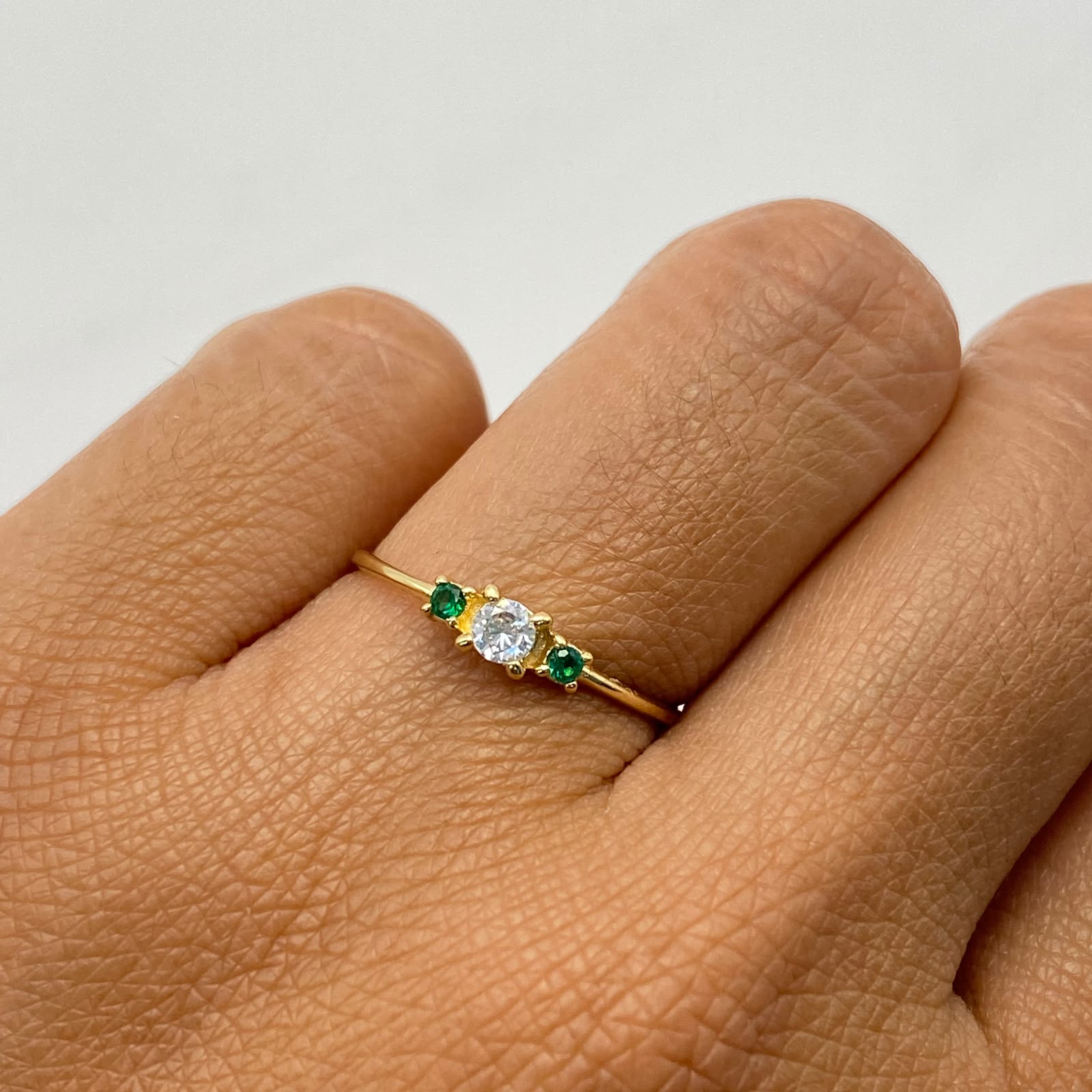 Anillo Solitario verde y blanco Oro amarillo 18k / Talla 7 / 1,1 Gr / 2 mm