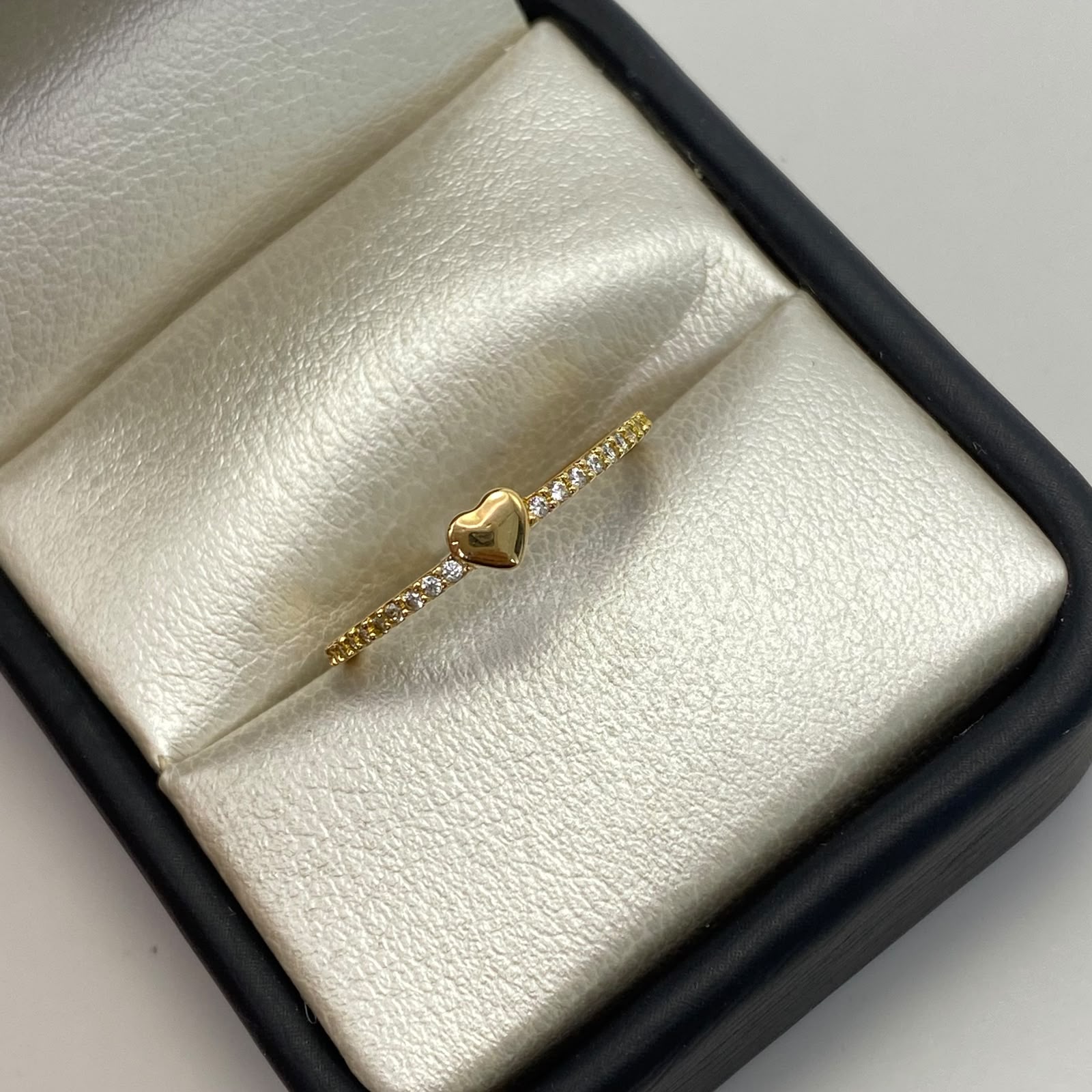 Anillo Corazon circones blancos Oro amarillo 18k / Talla 7 / 1,3 Gr / 1,1 mm