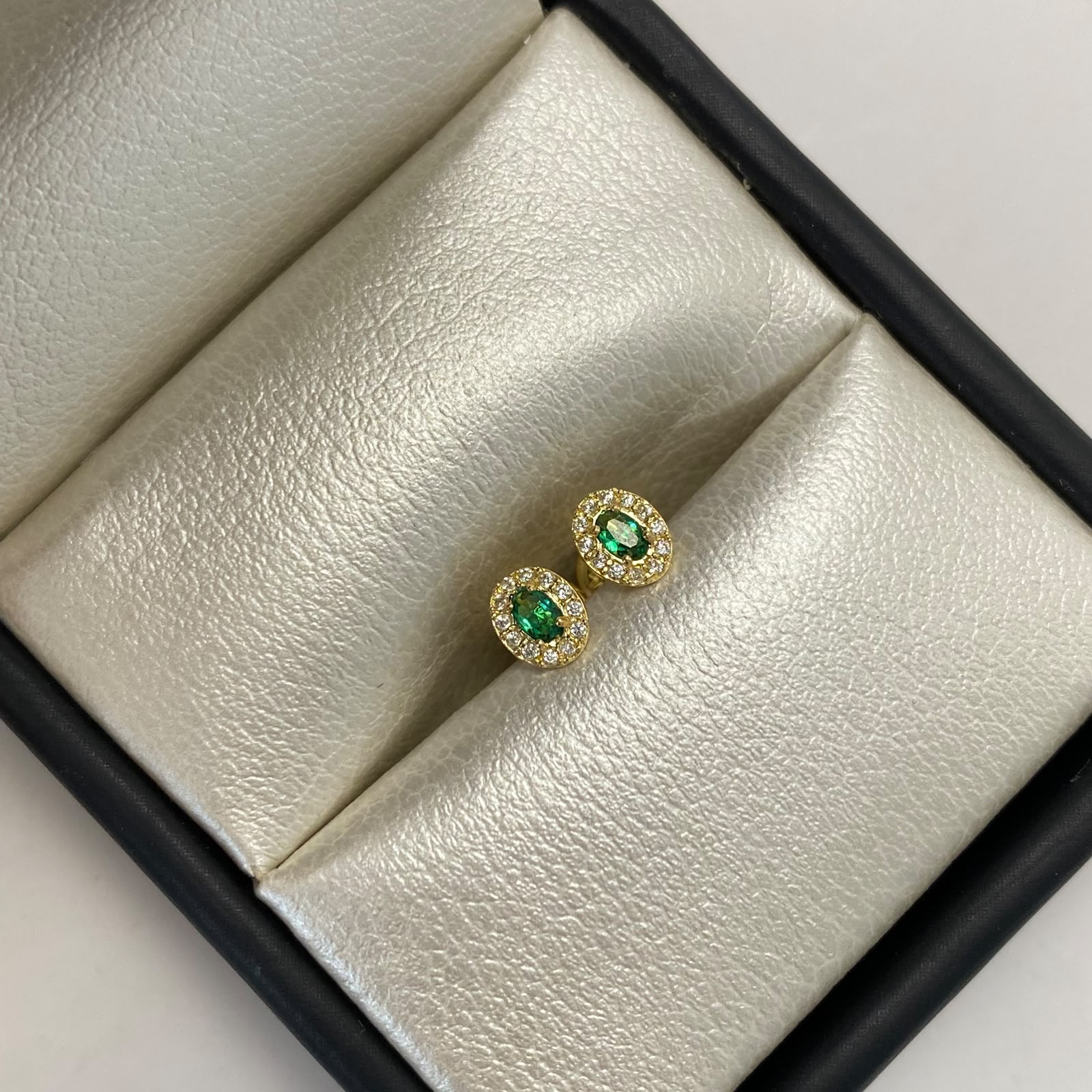 Topos ovalado circón verde Oro amarillo 18k 0,7 Gr / 4,4 mm
