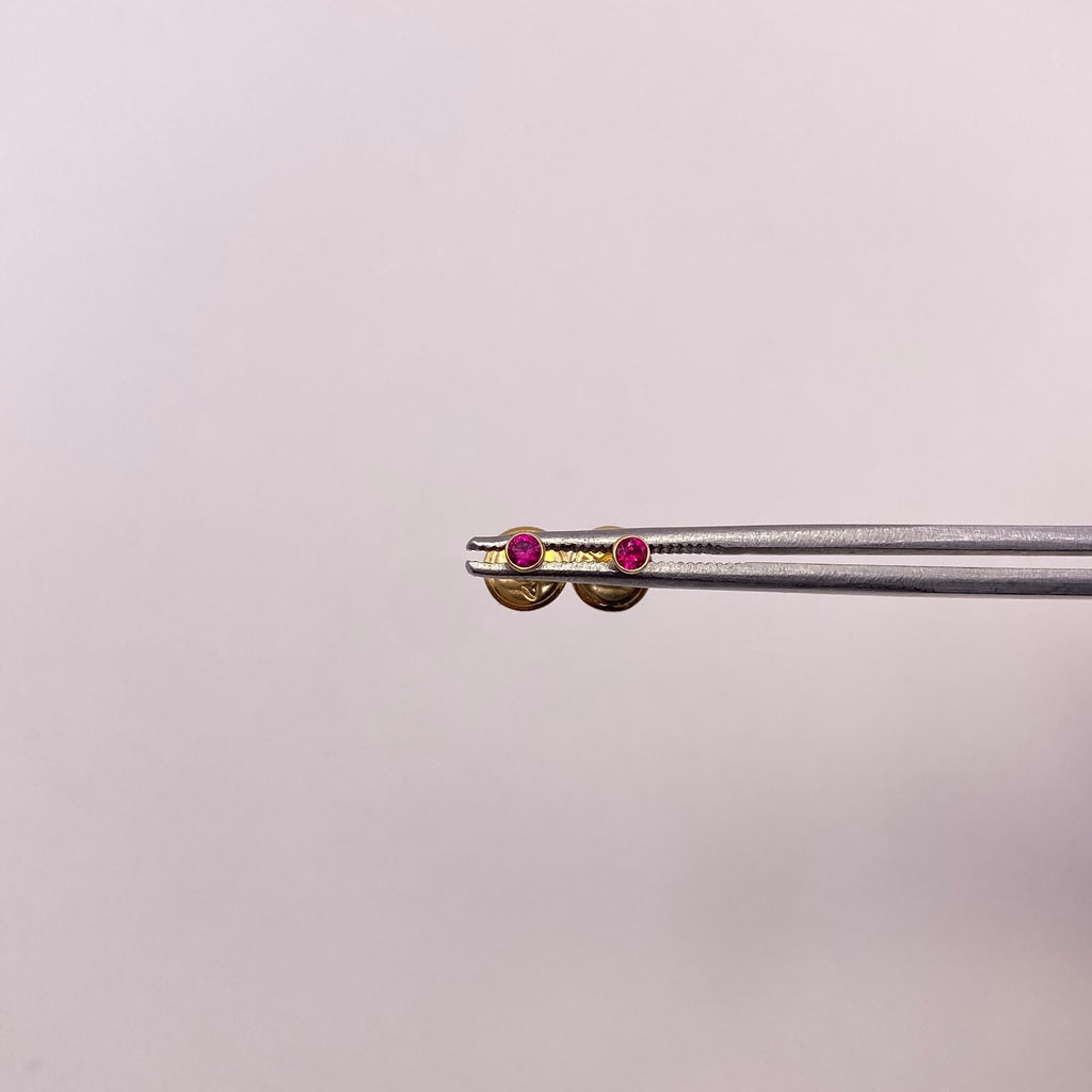Topos Circones fucsias Oro amarillo 18k 0,35 Gr / 2,5 mm