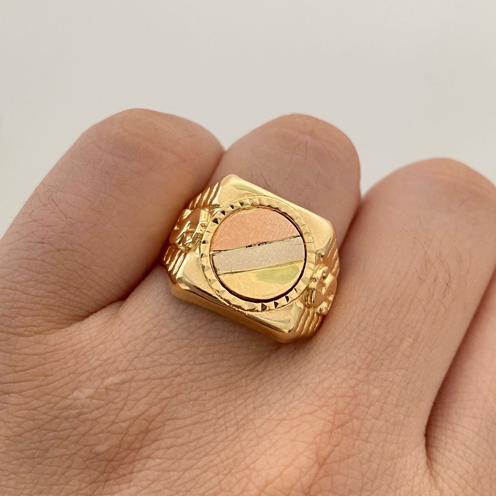 Anillo Troquel redondo signo pesos Tres oros 18k / Talla 11 / 4 Gr / 5,6 mm
