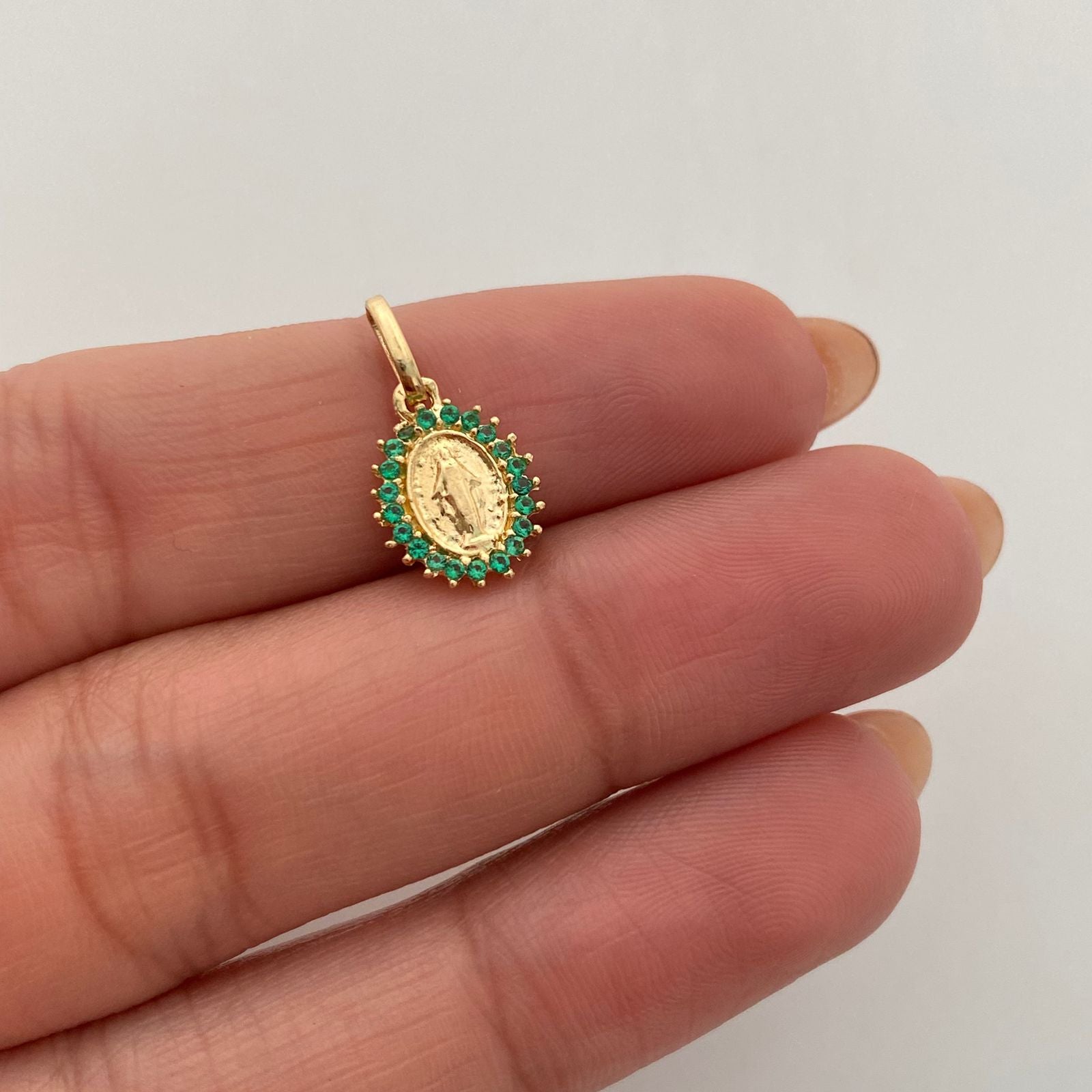 Dije Virgen milagrosa circones verdes Oro amarillo 18k 0,85 Gr / 9,1 mm / 1,52 Cm