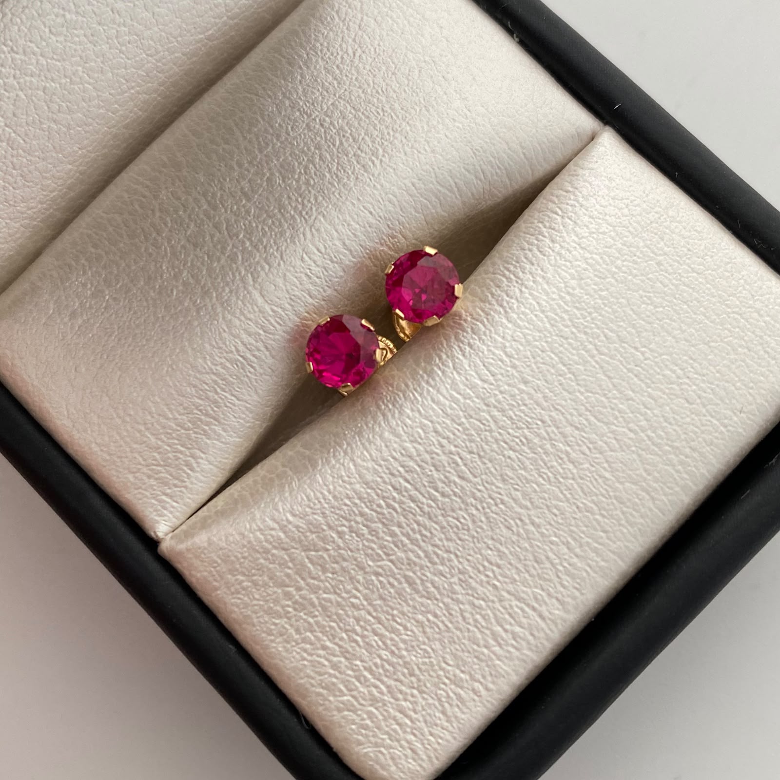 Topos Circon Fucsia Oro amarillo 18k 0,75 Gr / 5,2 mm