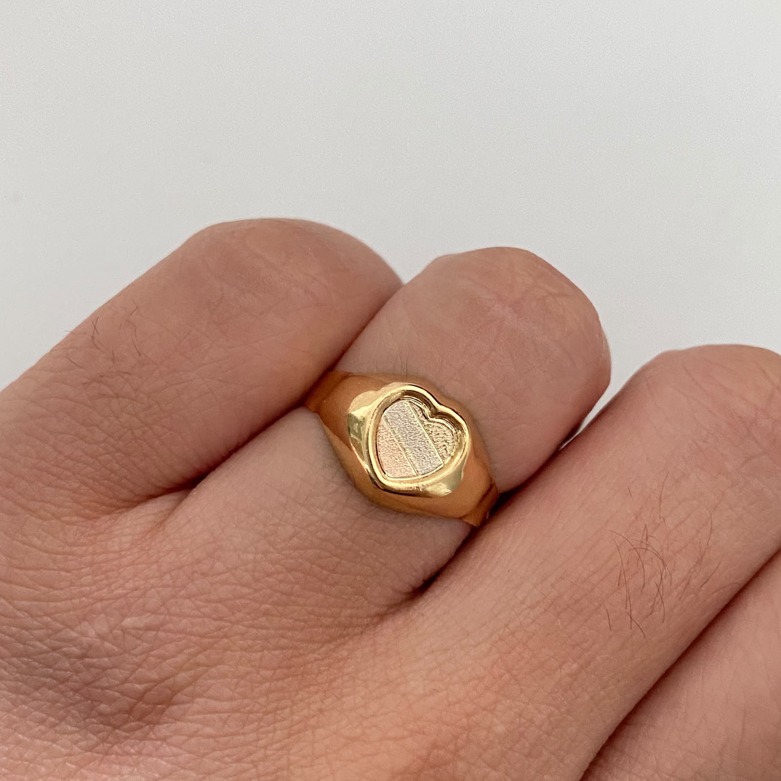Anillo Troquel Corazon Mate Tres oros 18k / Talla 7 / 1,75 Gr / 3,2 mm