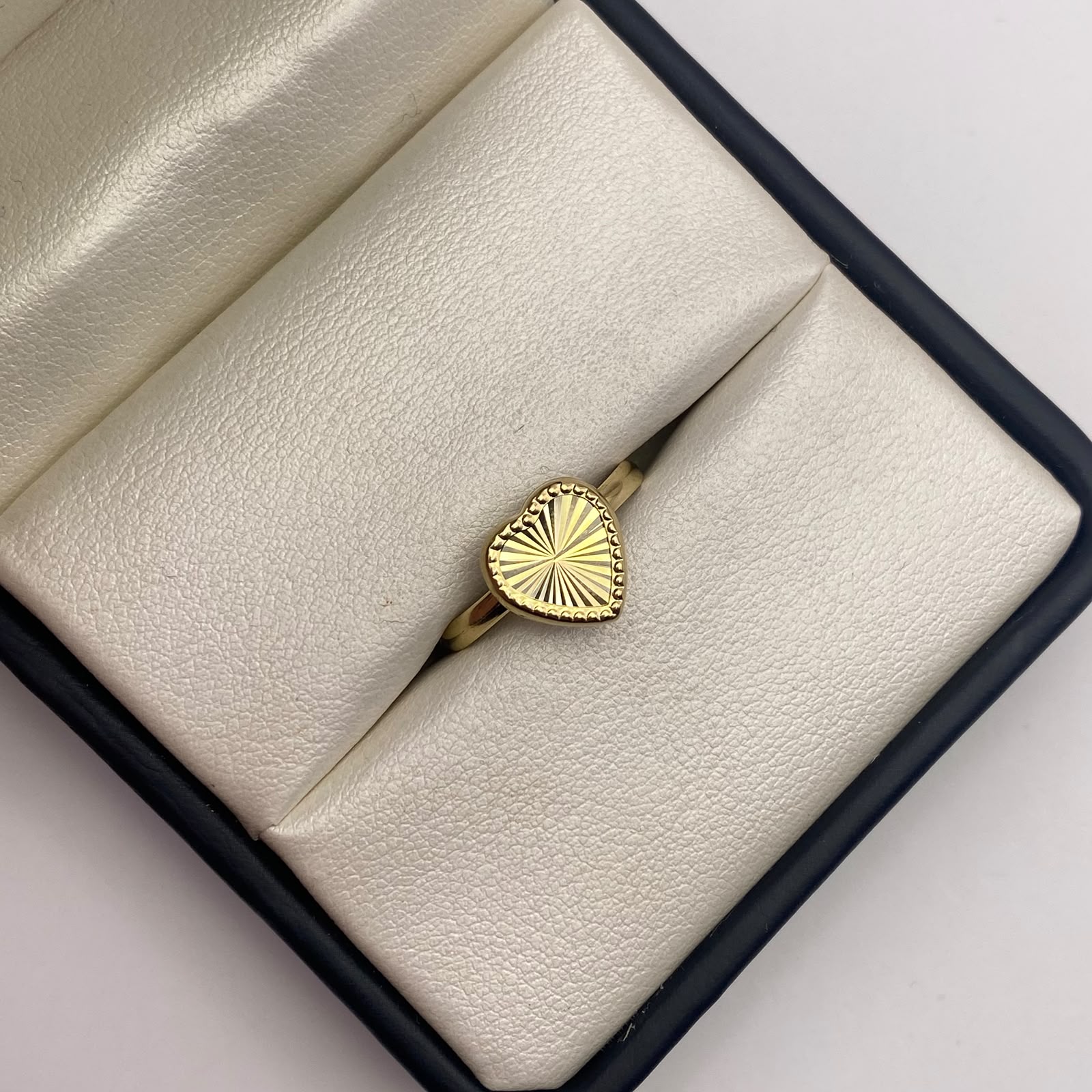 Anillo corazón diamantado Oro amarillo 18k / Talla 7 1/4 / 1,22 Gr / 2,15 mm
