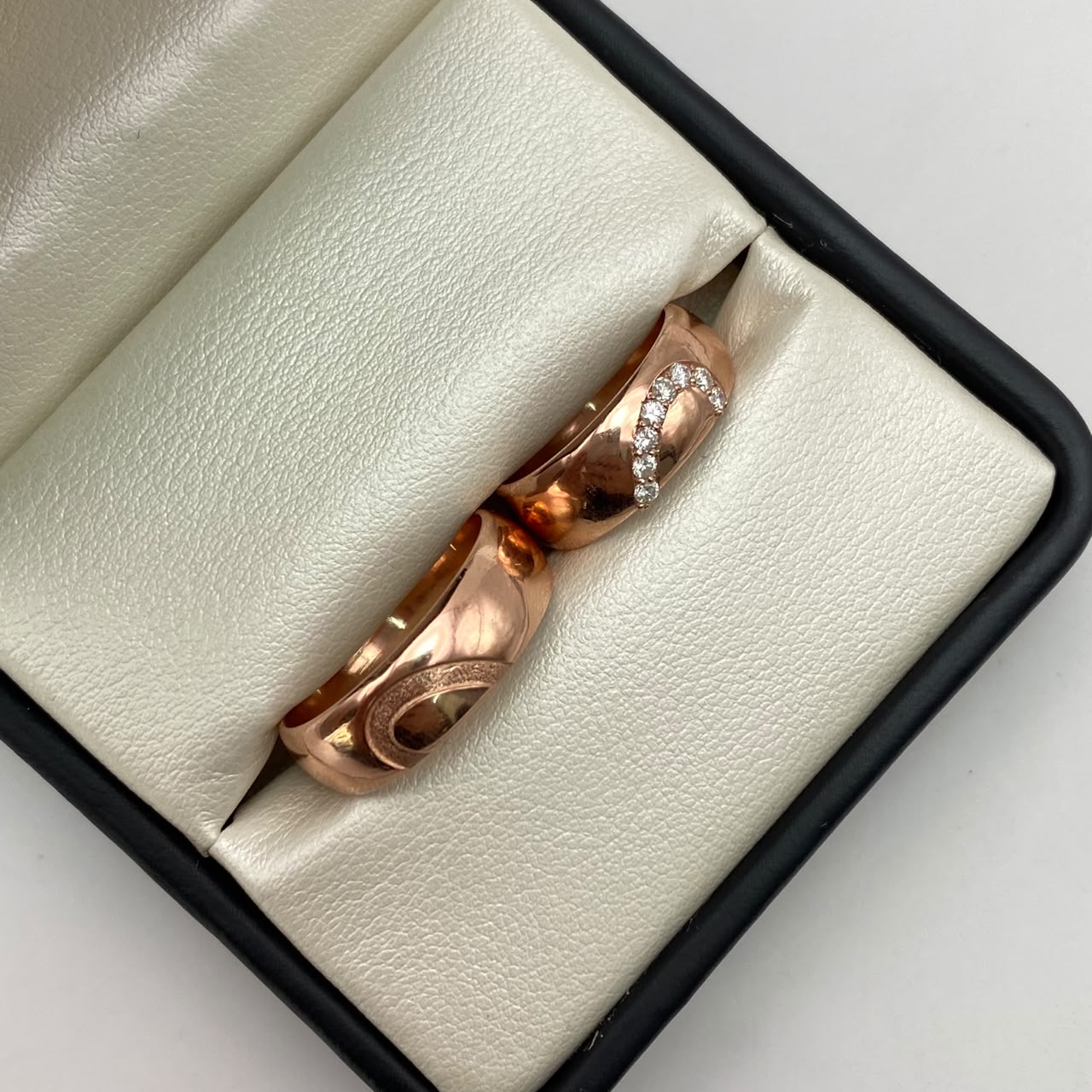 Anillo Argolla de matrimonio (POR FABRICACION)  corazon con diamantes 1.8 mm  Oro amarillo 18k / Talla 10/ 7 / 15,8 Gr / 7 mm