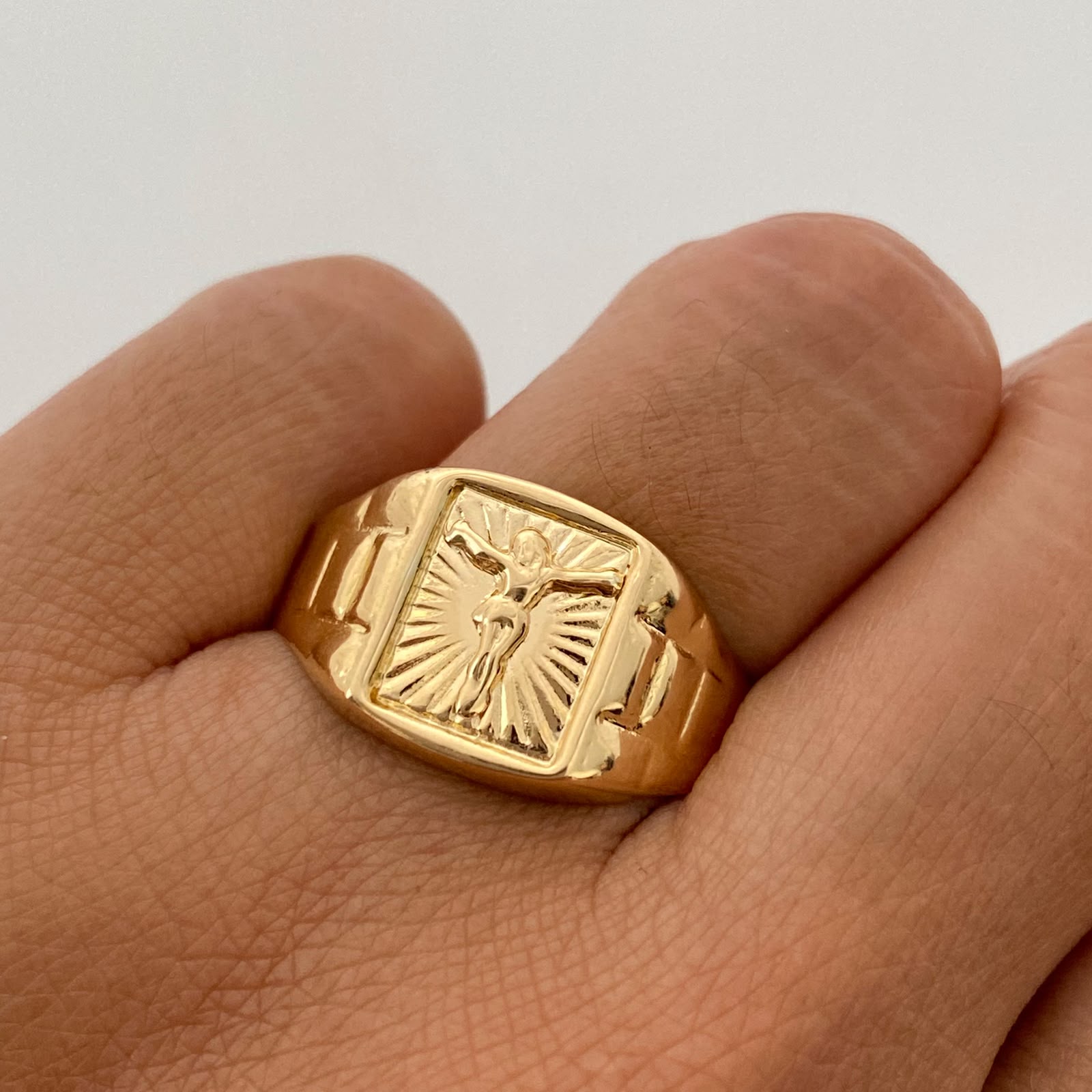 Anillo Troquel Cristo Diamantado Oro amarillo 18k / Talla 11 3/4 / 2,85 Gr / 4,8 mm