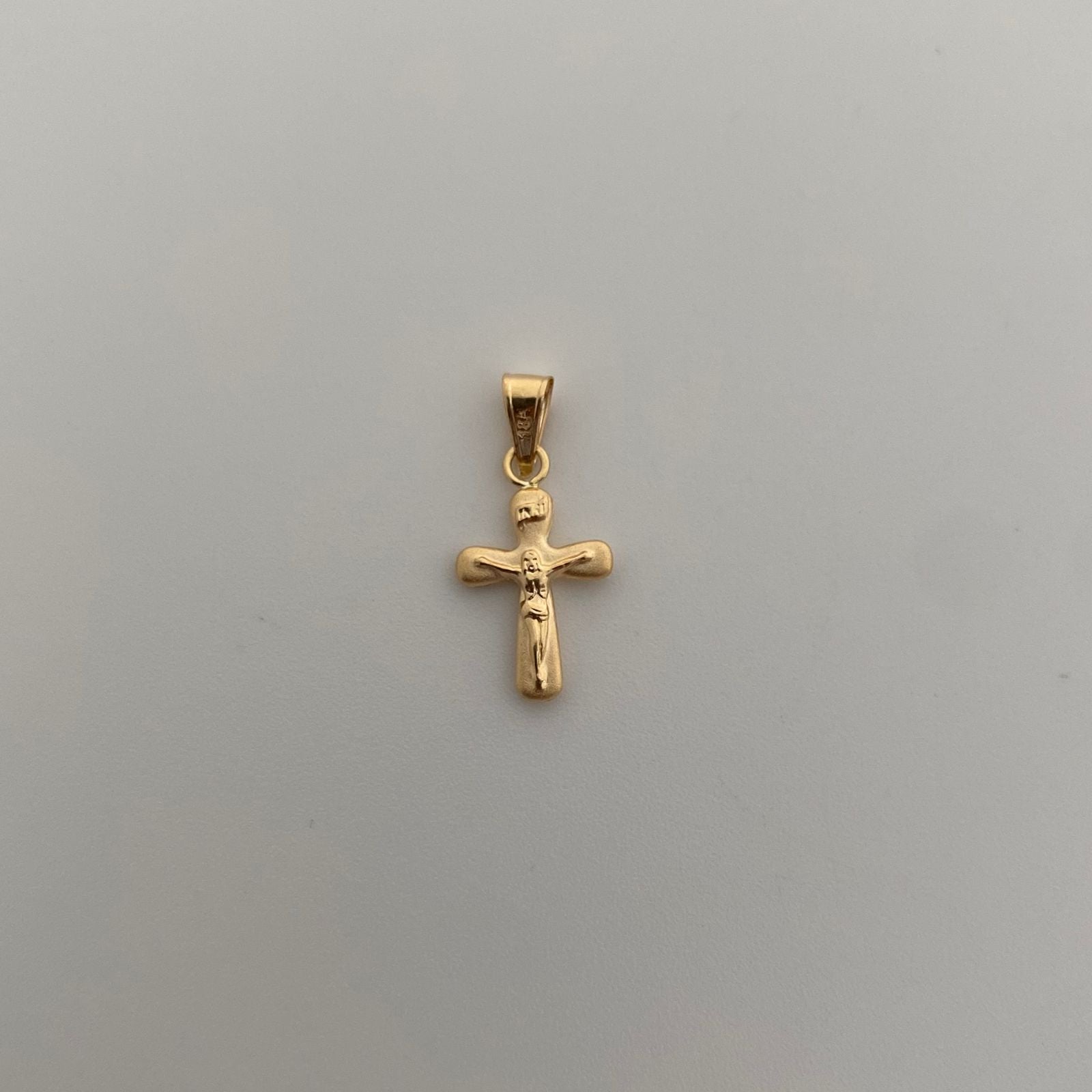 Dije cruz cristo fondo mate Oro amarillo 18k 0,4 Gr / 2 Cm