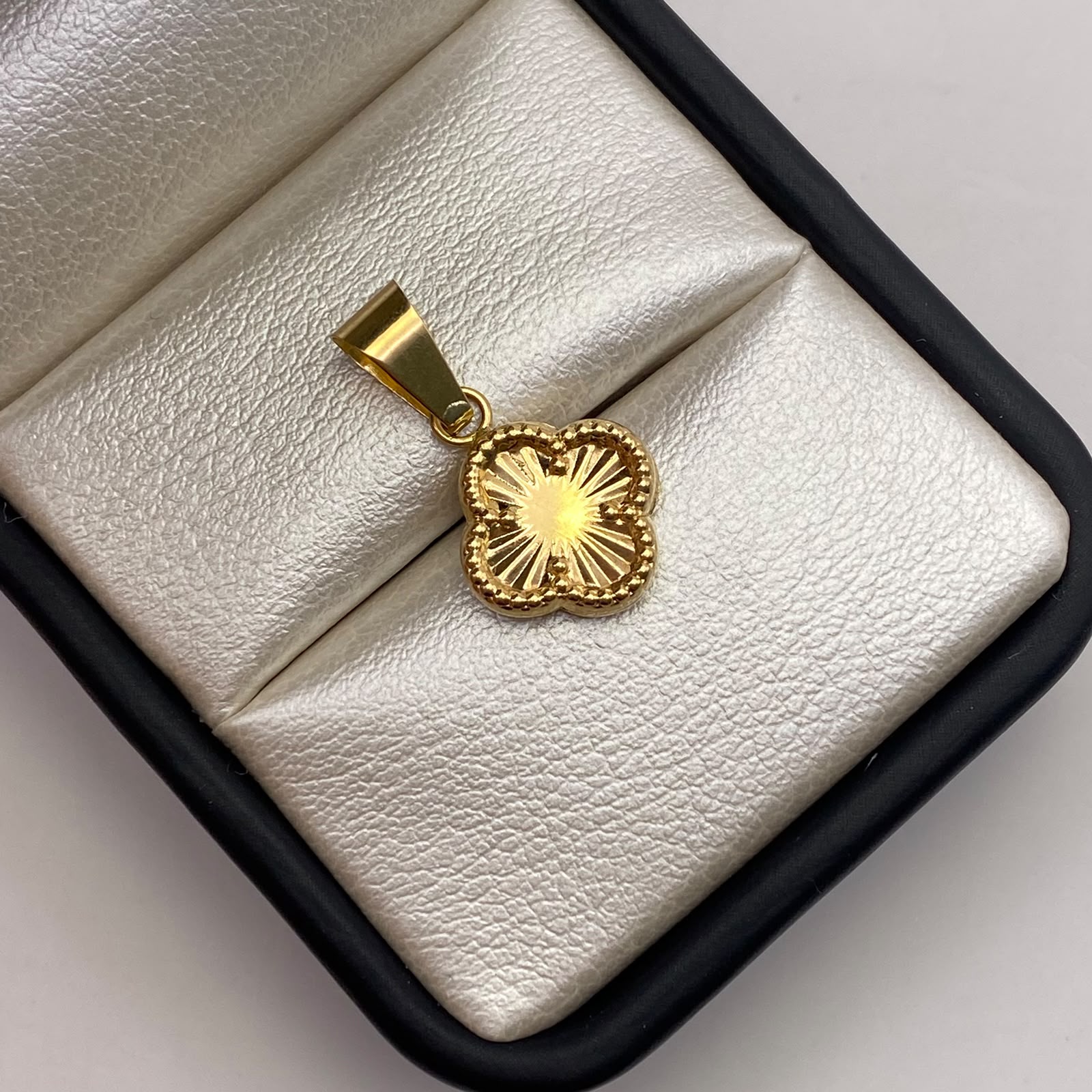 Dije Trebol diamantado Oro amarillo 18k 1,0 Gr / 12,4 mm / 2,3 Cm