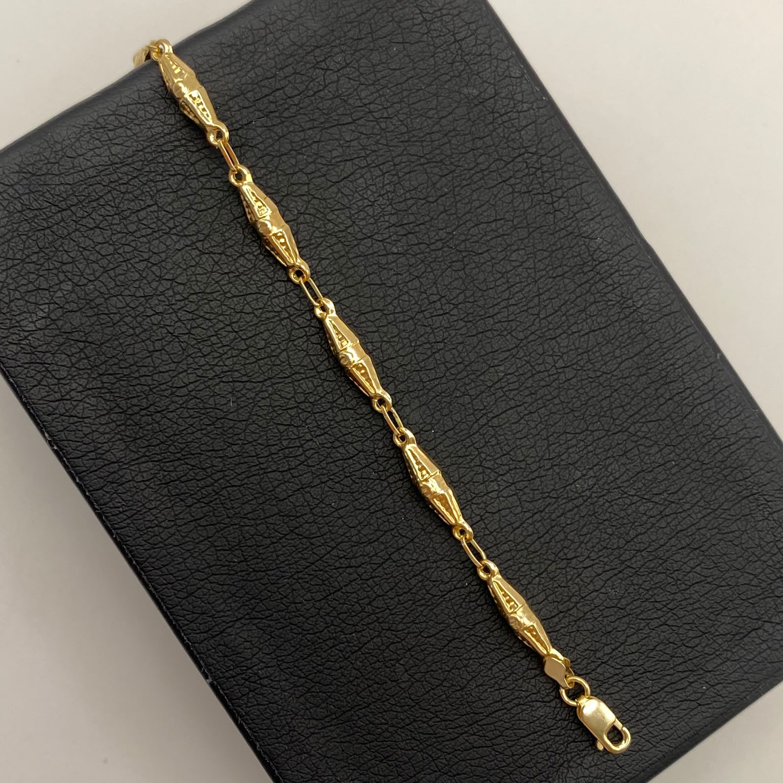 Pulso rustico dubai Oro amarillo 18k 2,90 Gr / 3,7 mm / 21 Cm Broche 0,40