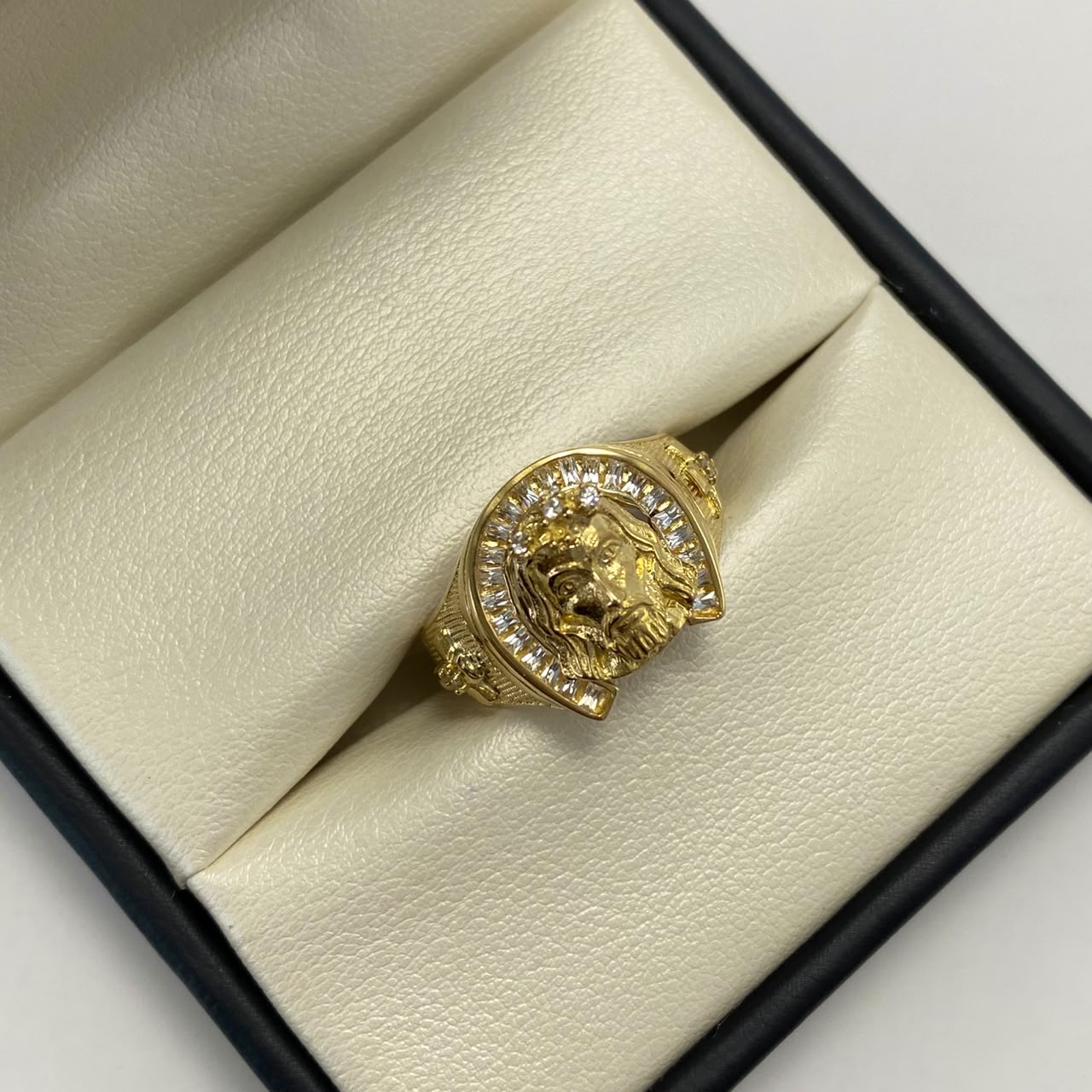 Anillo Rostro cristo circones blancos Oro amarillo 18k / Talla 10 / 6,4 Gr / 6,3 mm