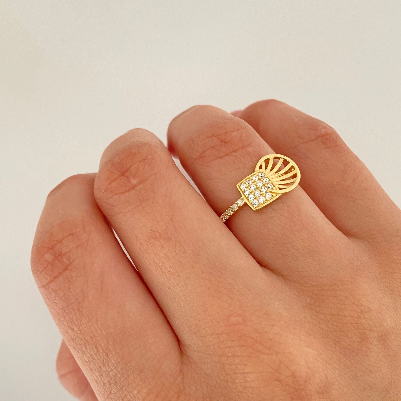 Anillo concha y cuadro circones Oro amarillo 18k / Talla 6 1/4 / 2,15 Gr